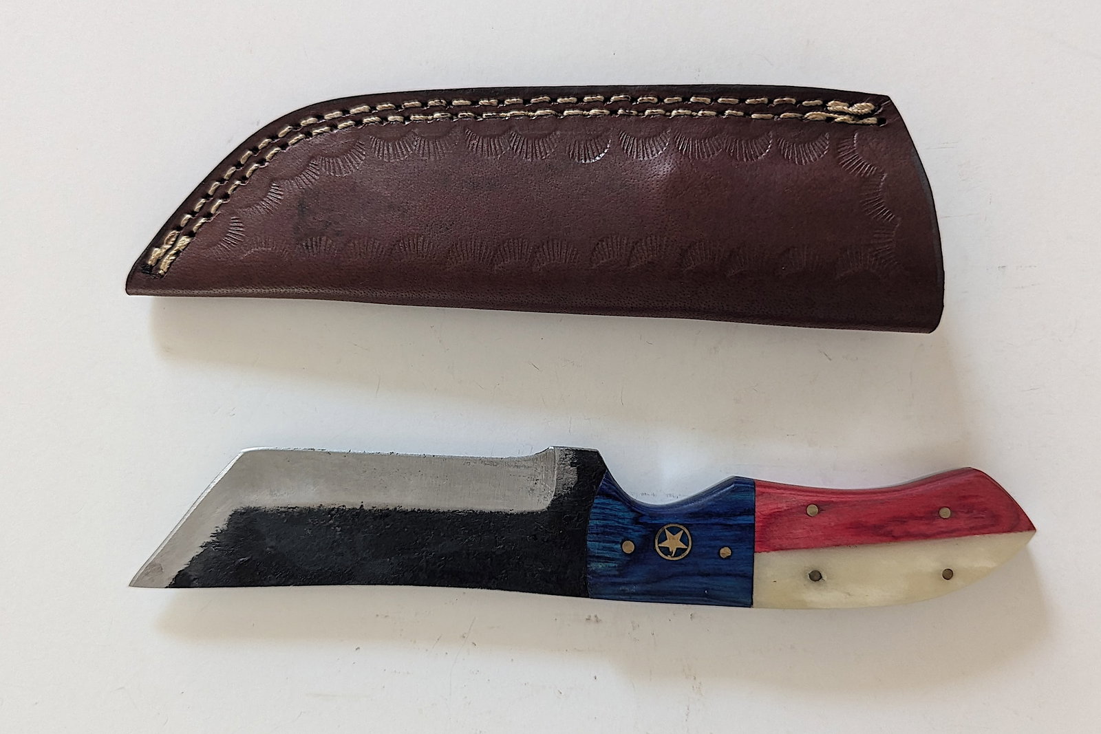 Handcrafted Heirloom Damaskus Steel Knife 8.5" Long: These aren't your average factory-made knives. Each handmade damascus knife is a unique work of art, forged with time-honored techniques and the skill of a dedicated craftsperson. The distinctive laye
