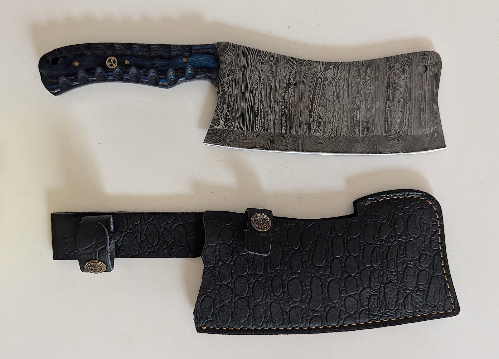Handcrafted Heirloom Damaskus Steel Knife 12" Long: These aren't your average factory-made knives. Each handmade damascus knife is a unique work of art, forged with time-honored techniques and the skill of a dedicated craftsperson. The distinctive laye
