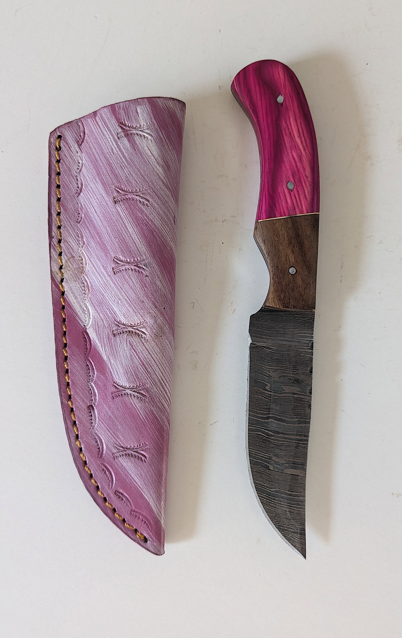 Handcrafted Heirloom Damaskus Steel Knife 8.5" Long: These aren't your average factory-made knives. Each handmade damascus knife is a unique work of art, forged with time-honored techniques and the skill of a dedicated craftsperson. The distinctive laye