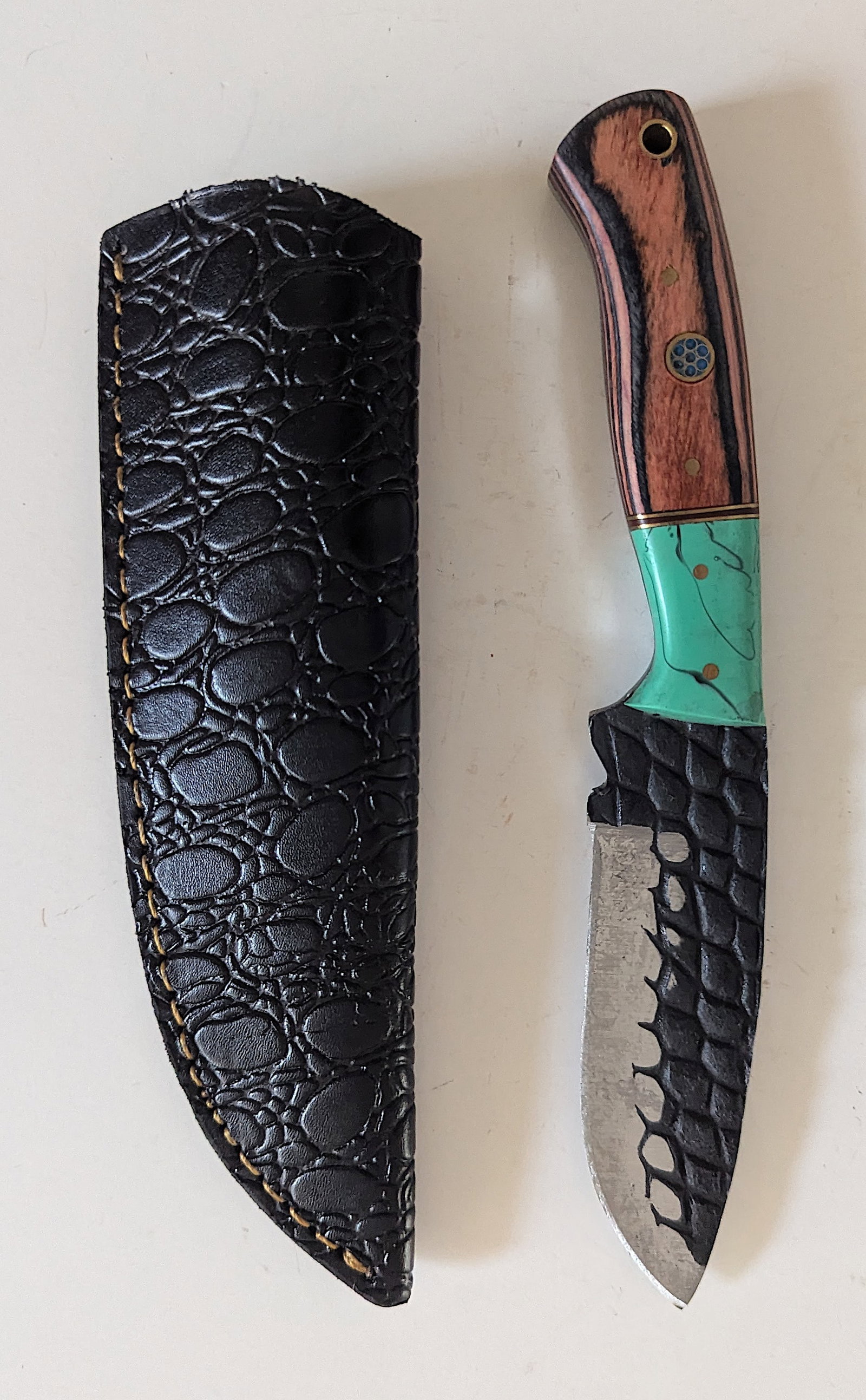 Handcrafted Heirloom Damaskus Steel Knife 8.5" Long: These aren't your average factory-made knives. Each handmade damascus knife is a unique work of art, forged with time-honored techniques and the skill of a dedicated craftsperson. The distinctive laye
