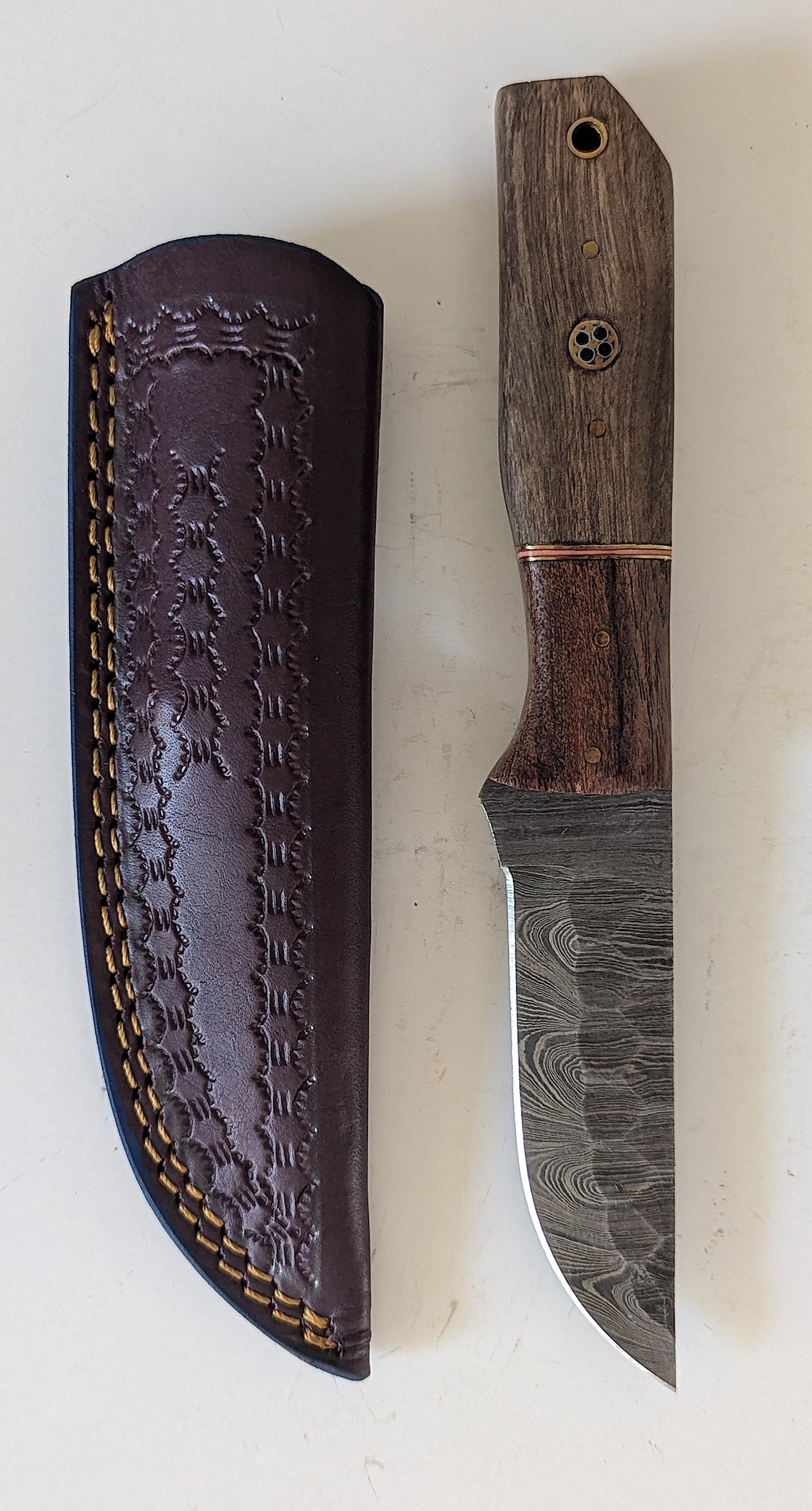 Handcrafted Heirloom Damaskus Steel Knife 8" Long: These aren't your average factory-made knives. Each handmade damascus knife is a unique work of art, forged with time-honored techniques and the skill of a dedicated craftsperson. The distinctive laye