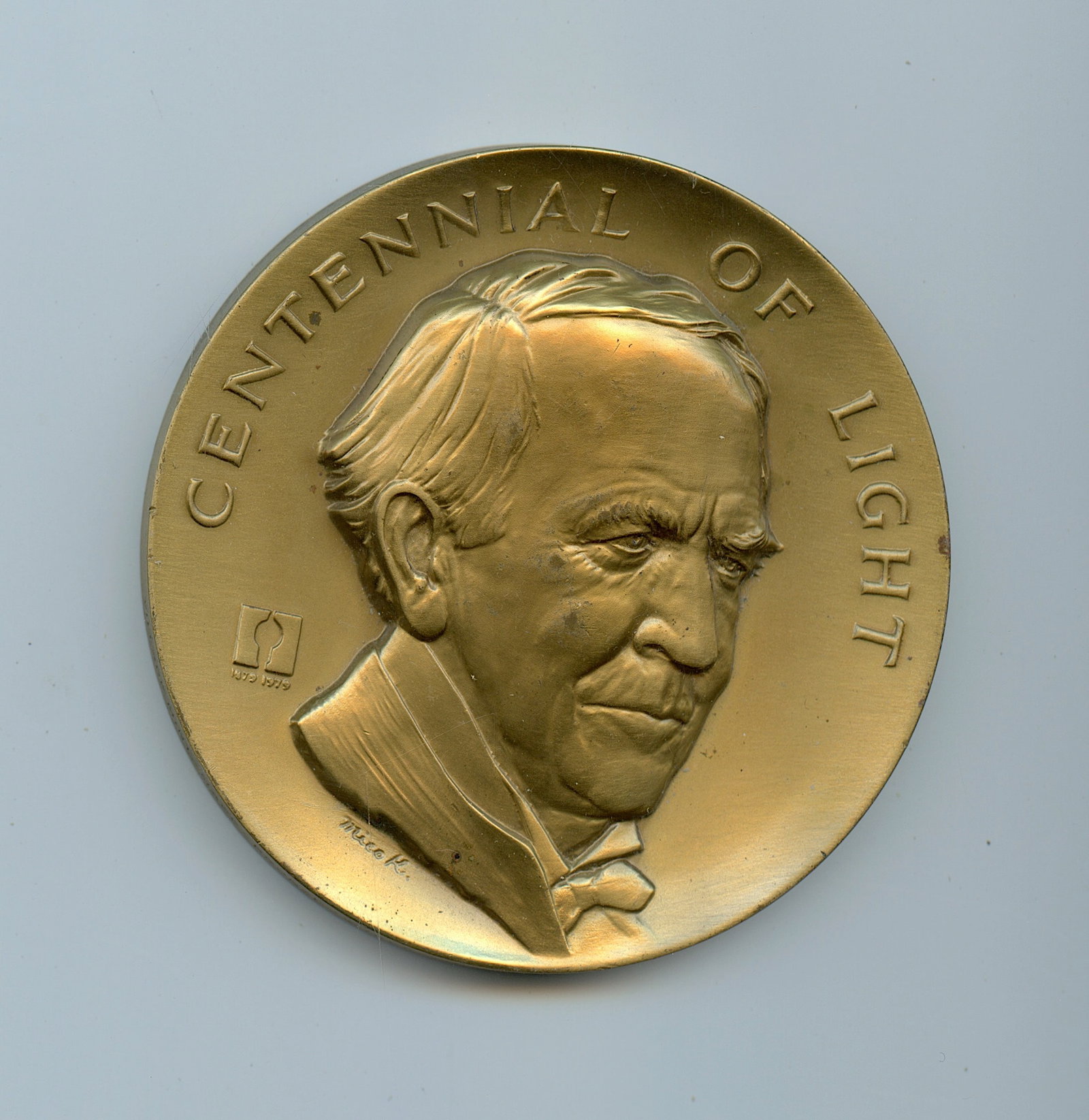 Antique Rare Original Medallion Centennial Of Light: Provenance from a deceased collector in South Florida. We have included quality images to show it's actual condition. Diameter Approx. 3". Weight 7.3oz. This lot is located in Boca Raton, Fl and its s