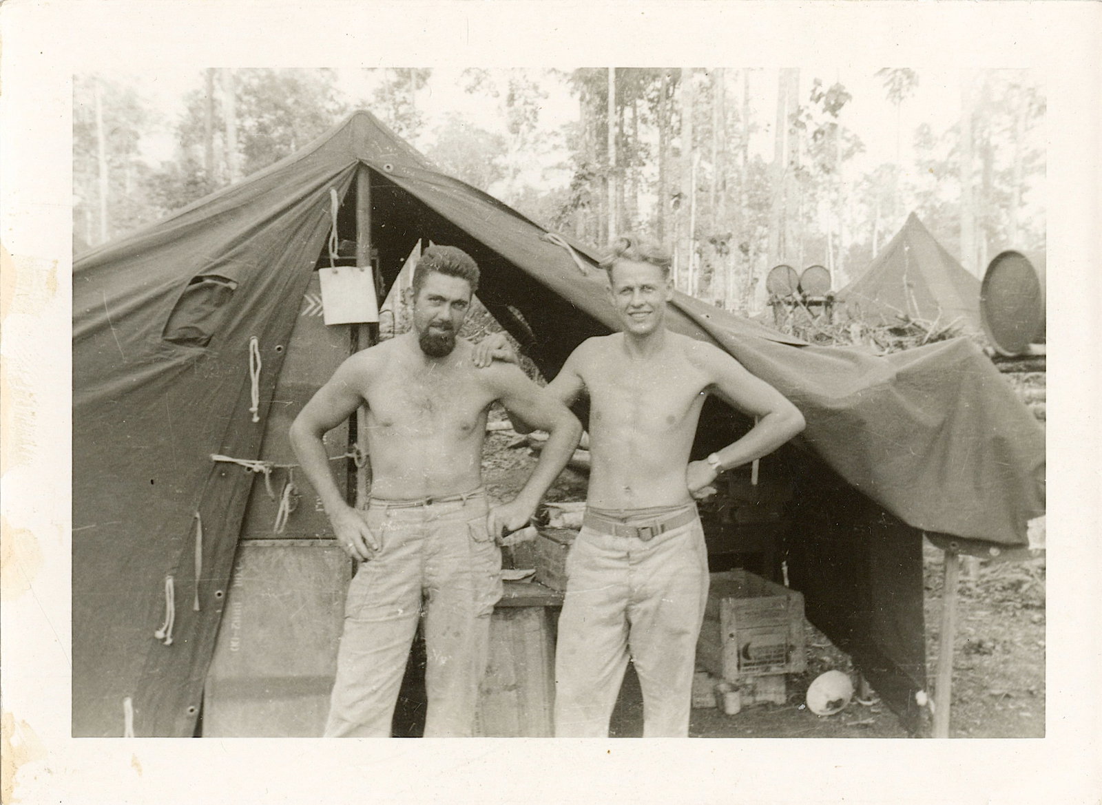 Historical US Military Pacific WarType 1 Photo 1940s: Provenance from the estate of a deceased collector in the USA. Please, see all the attached quality images showing its actual condition.The dimensions of these Pacific WW2 photos are Approx. in the ra