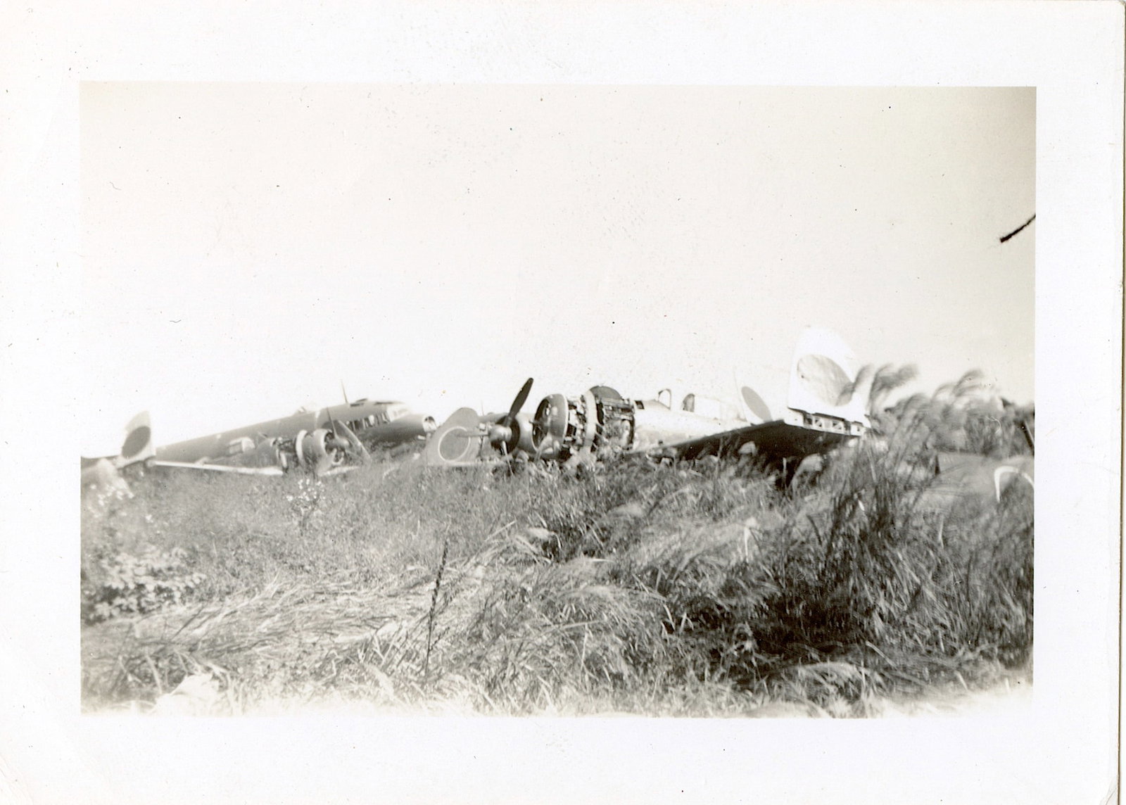 Historical US Military Pacific WarType 1 Photo 1940s: Provenance from the estate of a deceased collector in the USA. Please, see all the attached quality images showing its actual condition.The dimensions of these Pacific WW2 photos are Approx. in the ra