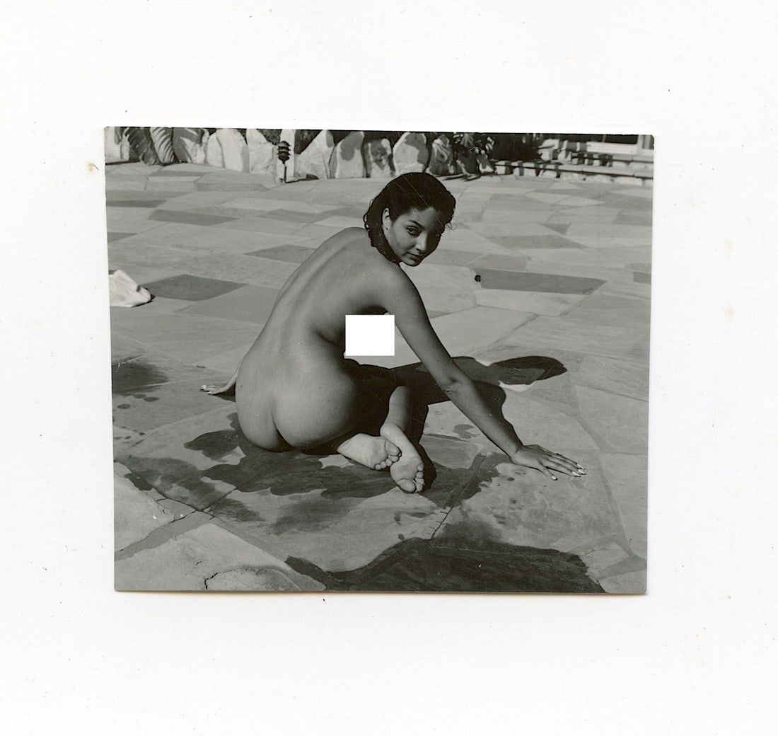 ANDRÉ DE DIENES Vintage Photo 1950s-1960s Nude Study: The provenance of this photo is from the archives of notable photographer André de Dienes. The dimensions are Approx. 2.75" x 2.75" (small variances can occur). This black and white gelatin photo was