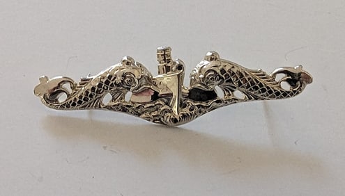 1950s US Navy Submarine EM/NCO Dolphin Sterling Overseas Cap Badge H&H