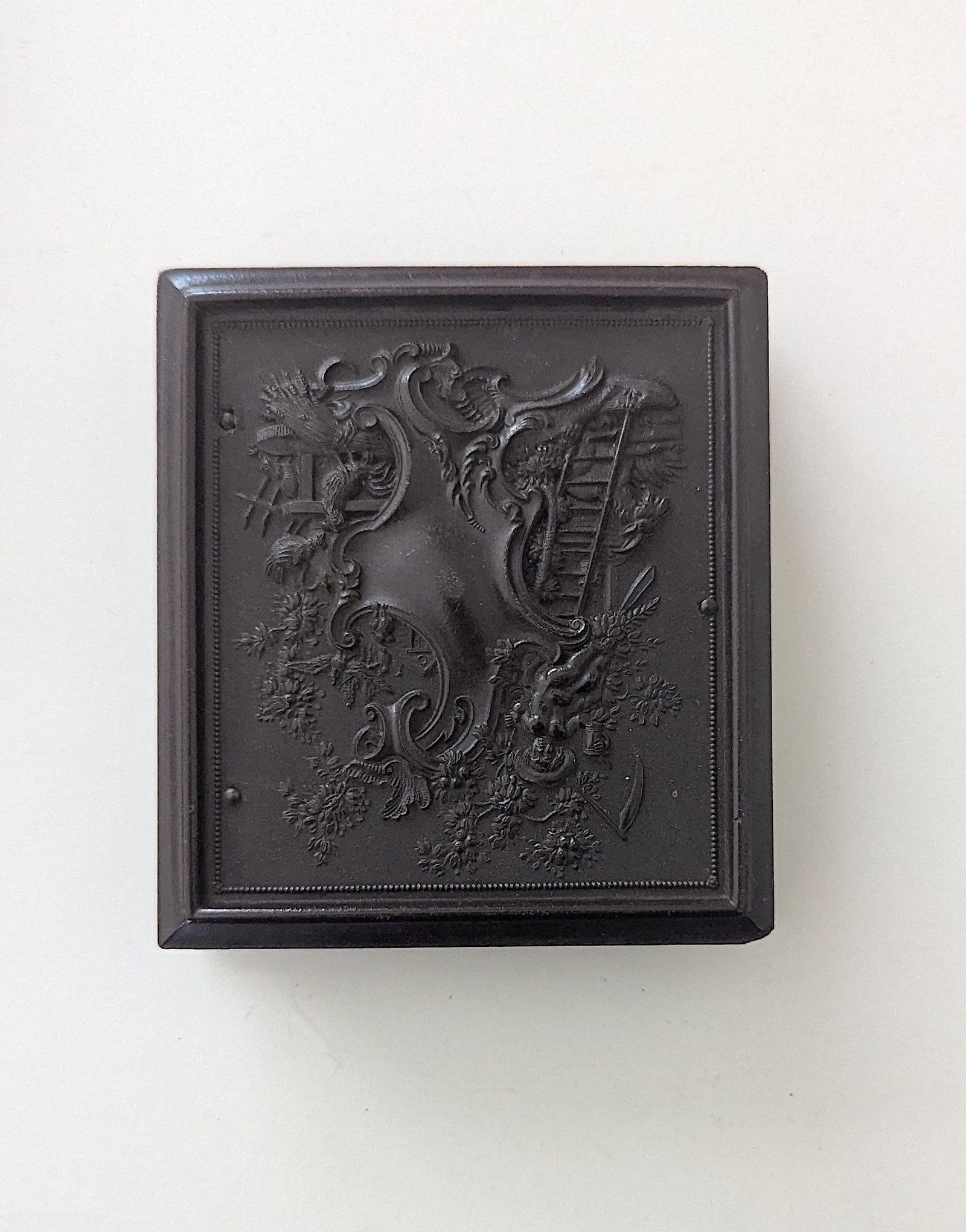 Antique Daguerrotype Case 1850s in Very Good Condition: The provenance of this lot is from a quality collector PBC. Please see all the included images to read all related information. The Case dimensions are Approx. 3.75" x 3.25". We have included quality 