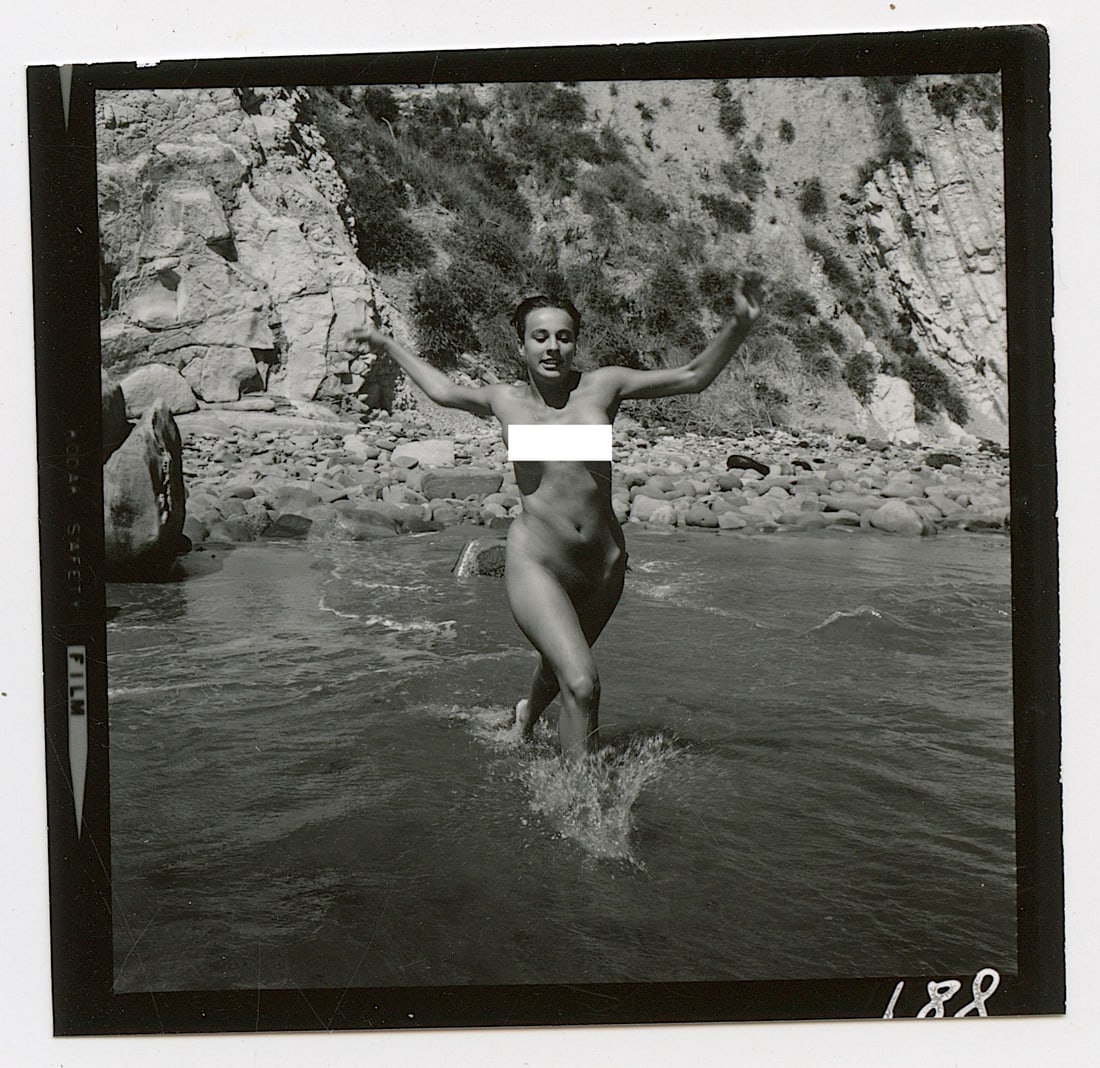 ANDRÉ DE DIENES Vintage Photo 1950s - 1960s Artistic Nude Study: The provenance of this photo is from the archives of notable photographer André de Dienes. The dimensions are Approx. 2.75" x 2.5" (small variances can occur). This black and white gelatin photo was