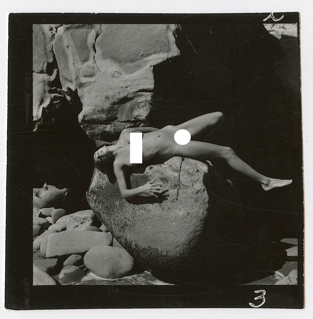 ANDRÉ DE DIENES Vintage Photo 1950s - 1960s Artistic Nude Study: The provenance of this photo is from the archives of notable photographer André de Dienes. The dimensions are Approx. 2.75" x 2.5" (small variances can occur). This black and white gelatin photo was