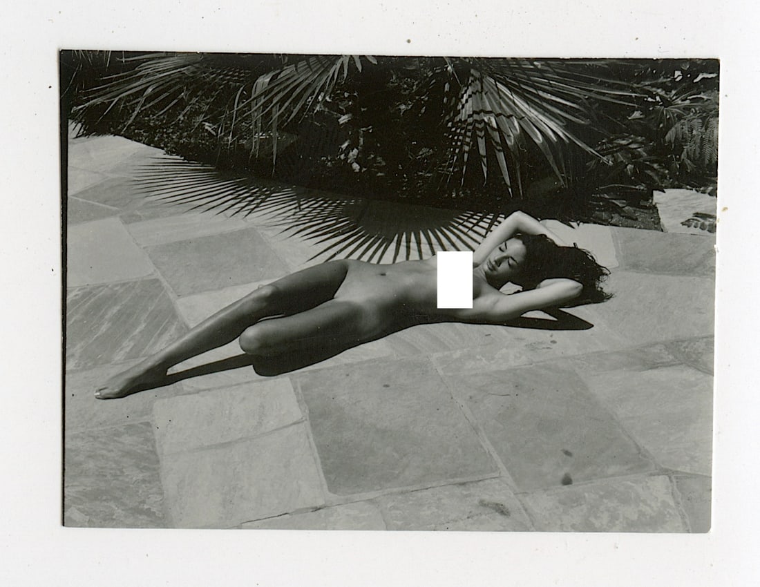 ANDRÉ DE DIENES Vintage Photo 1950s - 1960s Artistic Nude Study: The provenance of this photo is from the archives of notable photographer André de Dienes. The dimensions are Approx. 2.75" x 2.5" (small variances can occur). This black and white gelatin photo was