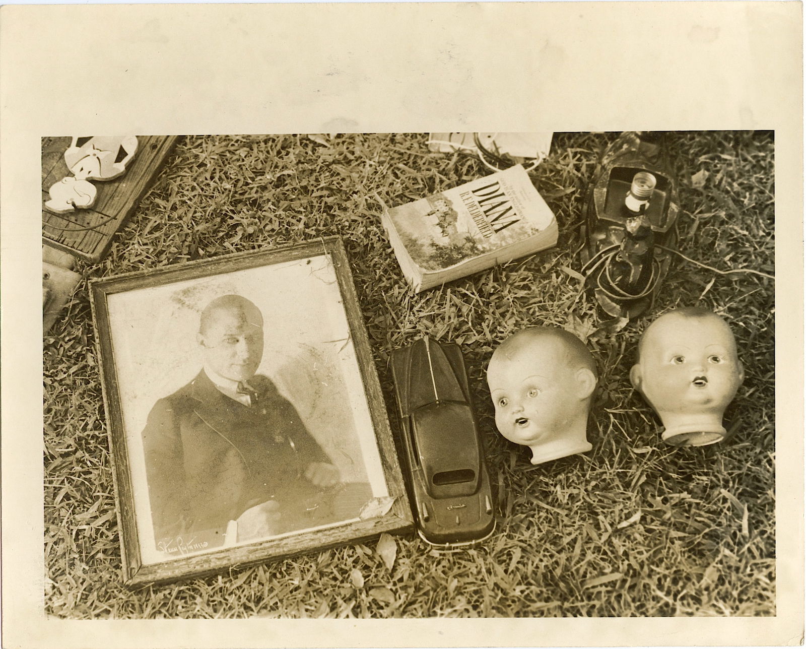 Authentic Vintage American Photo Post War - Subjective Style: Post-World War II art photography saw a shift from documentary to more personal and subjective styles, with photographers like Robert Frank and Garry Winogrand exploring urban environments and social