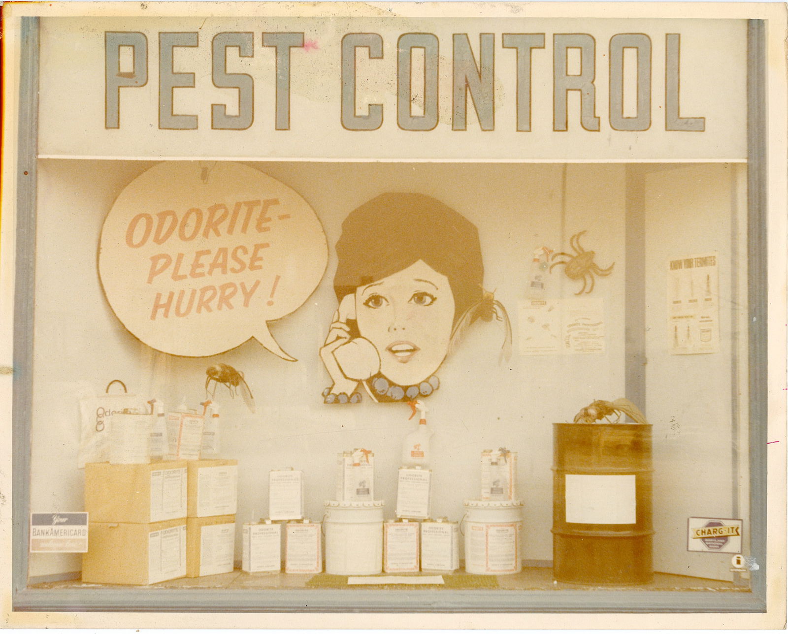 Authentic Vintage American Photo Post War - Subjective Style: Post-World War II art photography saw a shift from documentary to more personal and subjective styles, with photographers like Robert Frank and Garry Winogrand exploring urban environments and social