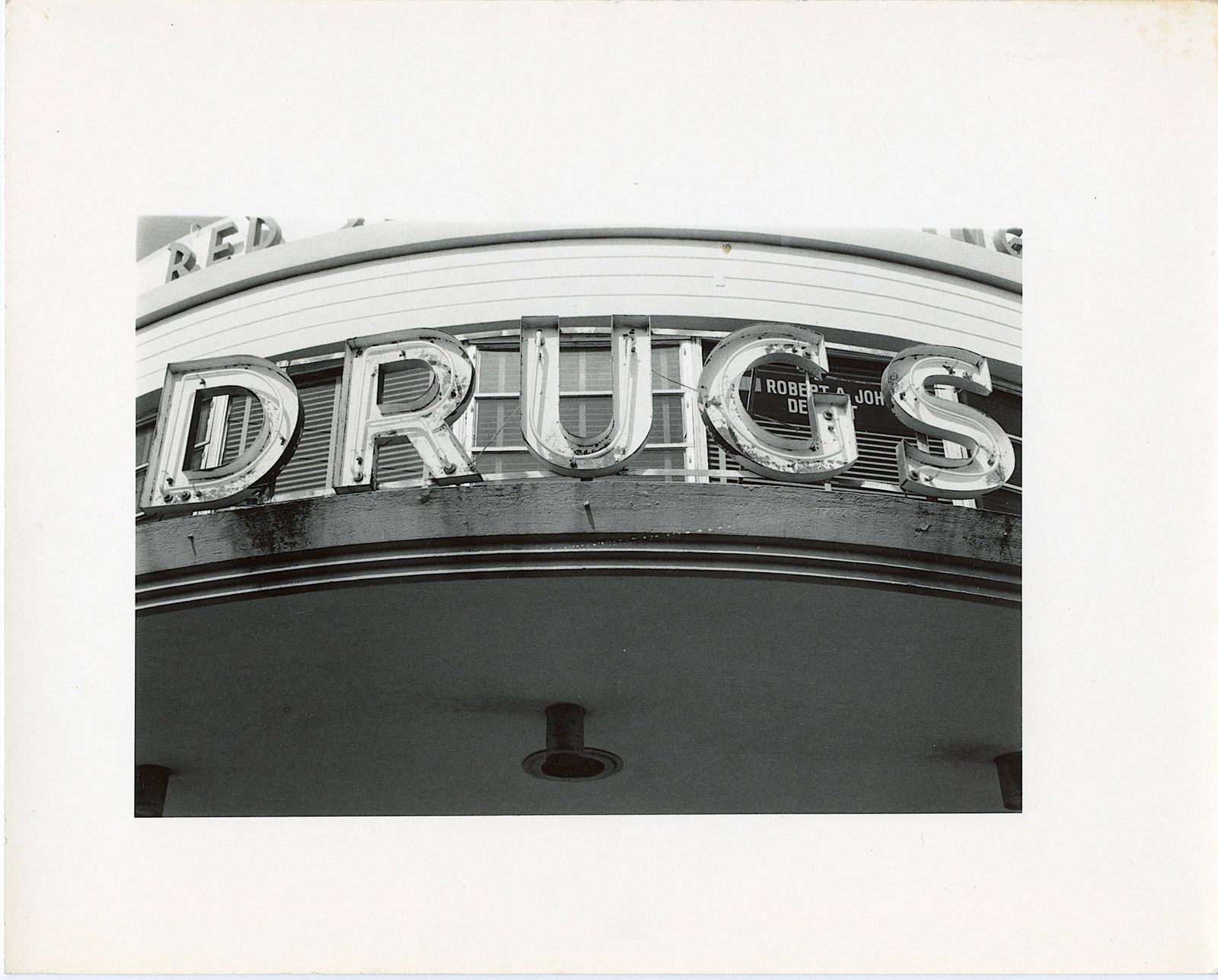 Authentic Vintage American Photo Post War - Subjective Style: Post-World War II art photography saw a shift from documentary to more personal and subjective styles, with photographers like Robert Frank and Garry Winogrand exploring urban environments and social