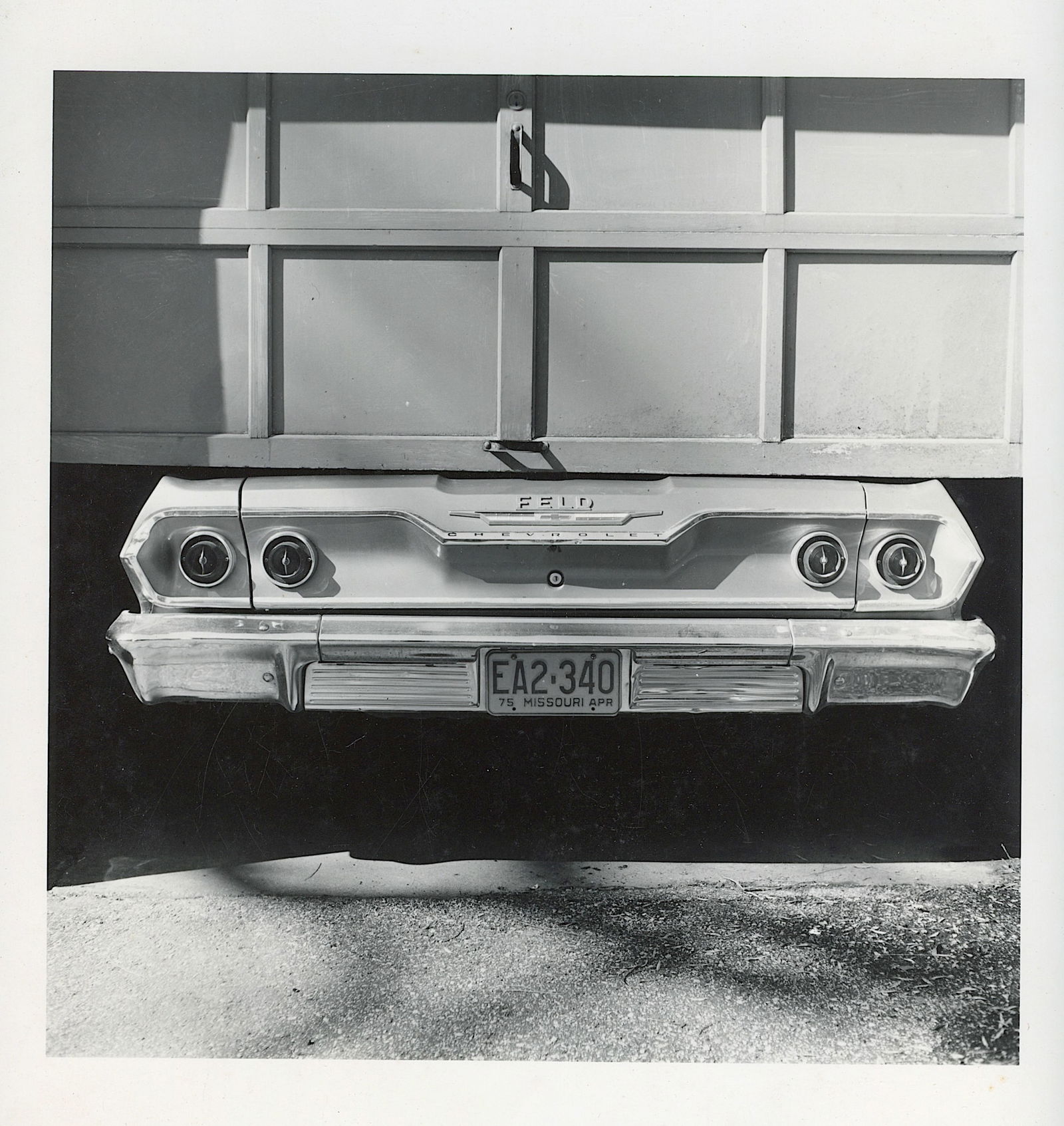 Authentic Vintage American Photo Post War - Subjective Style: Post-World War II art photography saw a shift from documentary to more personal and subjective styles, with photographers like Robert Frank and Garry Winogrand exploring urban environments and social