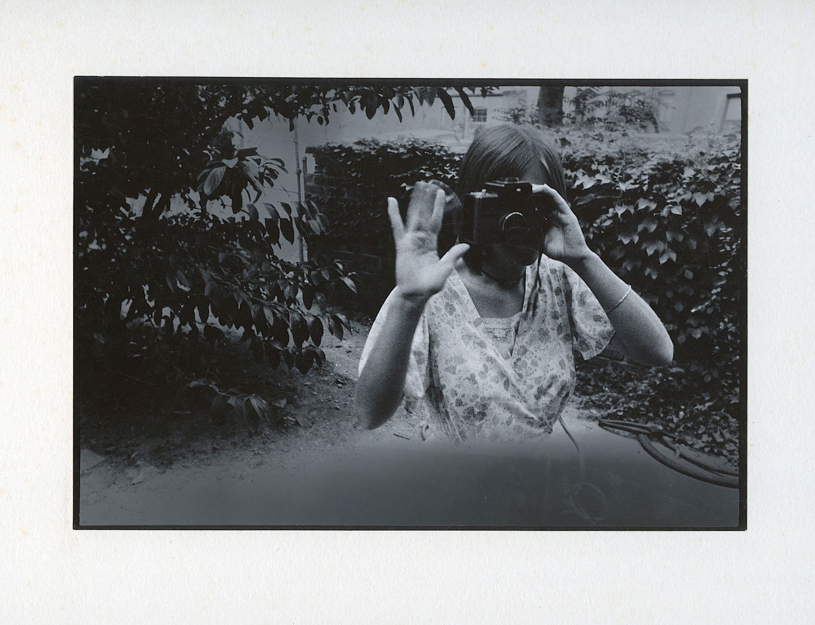 Authentic Vintage American Photo Post War - Subjective Style: Post-World War II art photography saw a shift from documentary to more personal and subjective styles, with photographers like Robert Frank and Garry Winogrand exploring urban environments and social