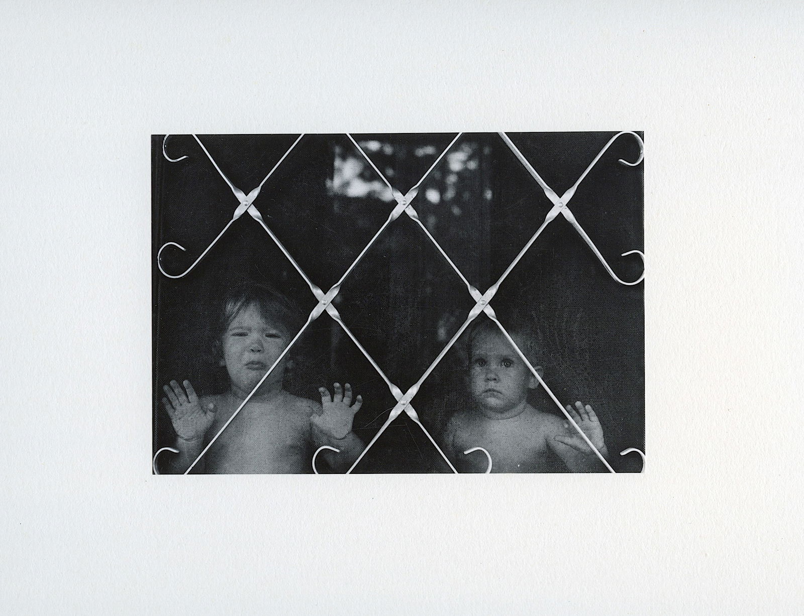 Authentic Vintage American Photo Post War - Subjective Style: Post-World War II art photography saw a shift from documentary to more personal and subjective styles, with photographers like Robert Frank and Garry Winogrand exploring urban environments and social