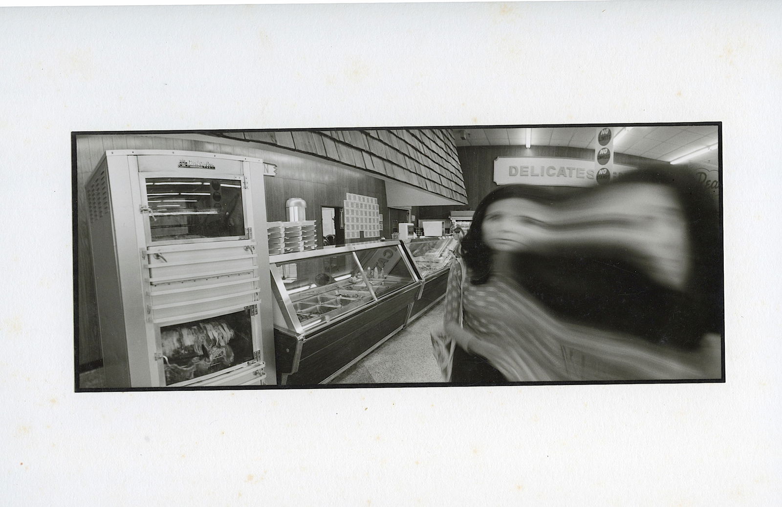 Authentic Vintage American Photo Post War - Subjective Style: Post-World War II art photography saw a shift from documentary to more personal and subjective styles, with photographers like Robert Frank and Garry Winogrand exploring urban environments and social