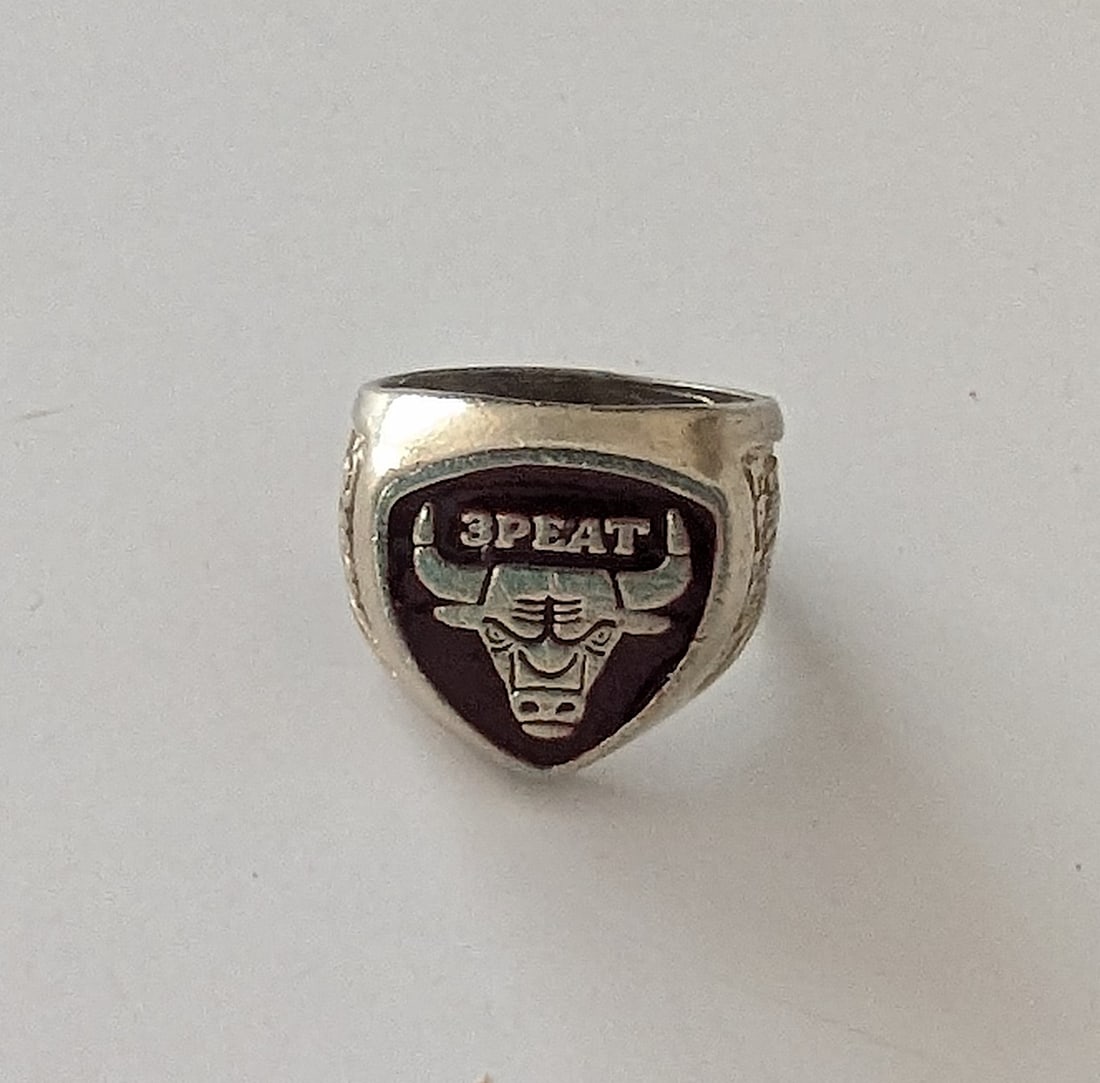 Vintage CHICAGO BULLS NBA Champioship Ring 1993: This lot is coming from the estate of a photographer in LA. We have included a quality scan to show it's actual condition. This lot is located in Boca Raton, Fl and its shipment will be made directly