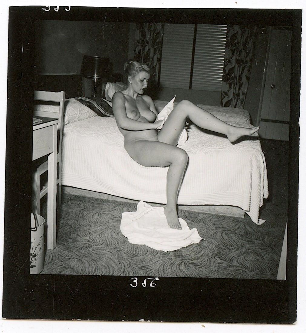 ANDRÉ DE DIENES Vintage Photo 1950s-1960s Nude Study: The provenance of this photo is from the archives of notable photographer André de Dienes.The dimensions are Approx. 2.75" x 2.75" (small variances can occur). This black and white gelatin photo was 