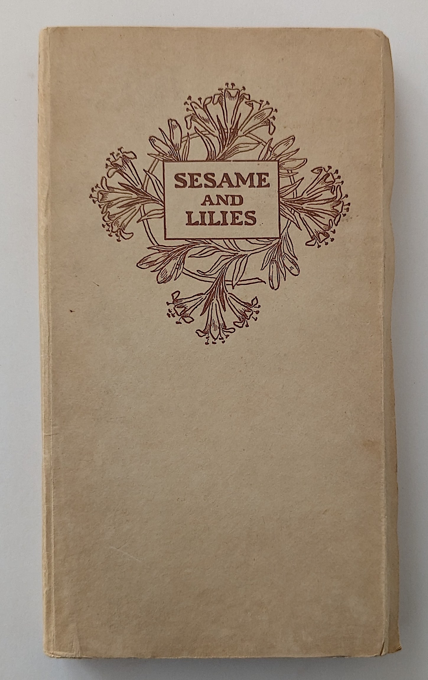 Sesame And Lilies Two Lectures By John Ruskin, 1st ed. 925 Copies: This lot comes from the estate of a dedicated collector during many years. Her collection has been meticulously stored since its acquisition. Several of her collectibles have been acquired in the past
