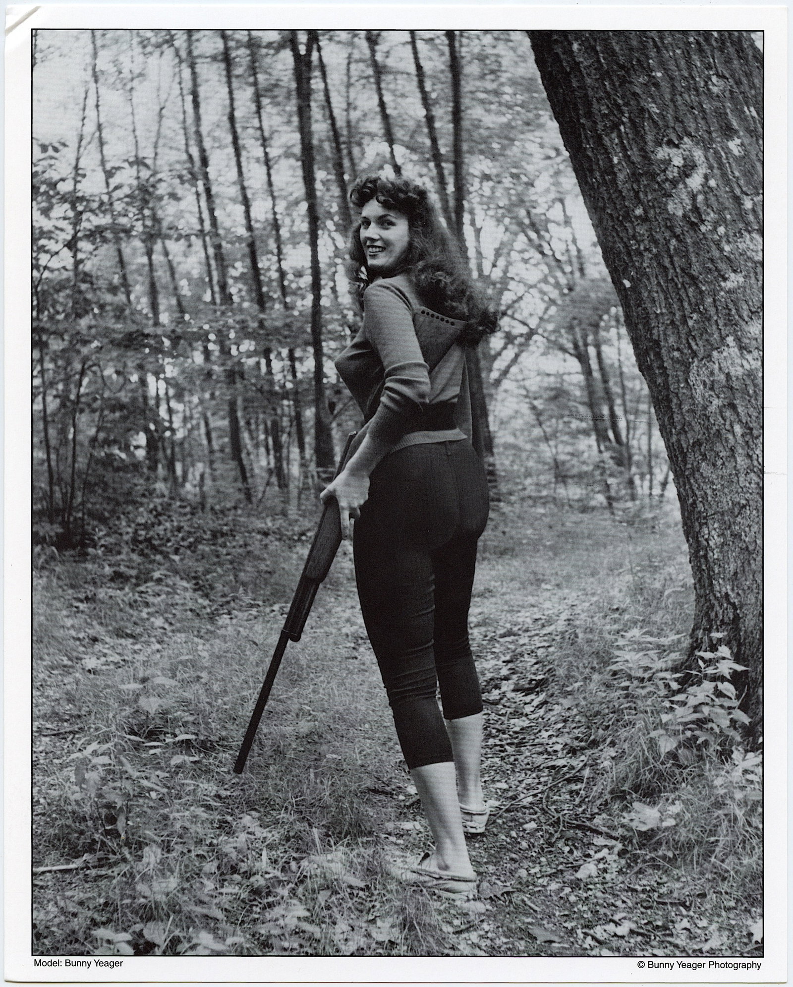 BUNNY YEAGER Vintage Pin Up Litho SELF-PORTRAIT: This lot is coming from Bunny Yeager's estate/archives. Linnea Eleanor "Bunny" Yeager (March 13, 1929 - May 24, 2014) was an American photographer and pin-up model. She met Bettie Page in 1954, and to