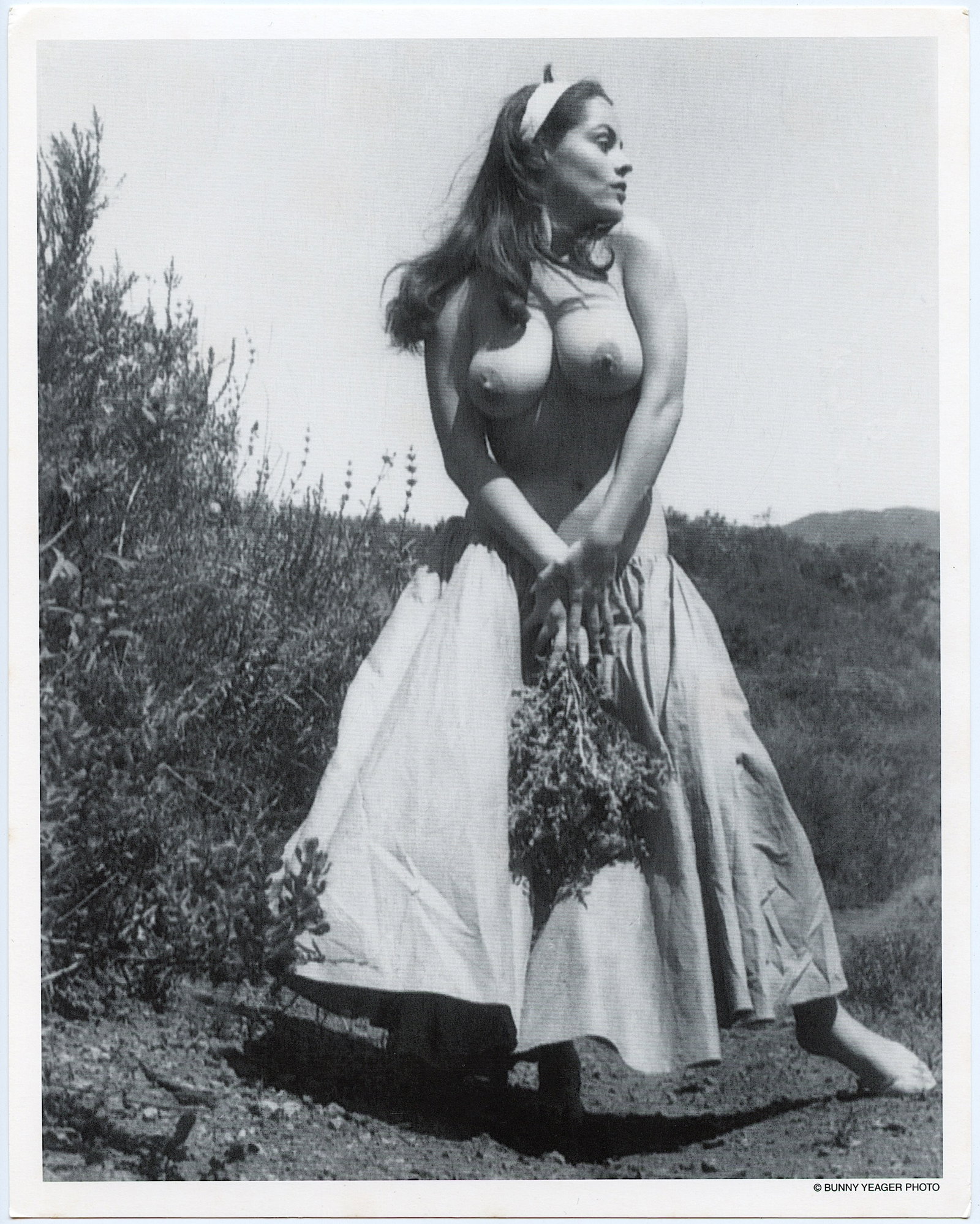BUNNY YEAGER Vintage Pin Up Litho DIANE WEBBER: This lot is coming from Bunny Yeager's estate/archives. Linnea Eleanor "Bunny" Yeager (March 13, 1929 - May 24, 2014) was an American photographer and pin-up model. She met Bettie Page in 1954, and to
