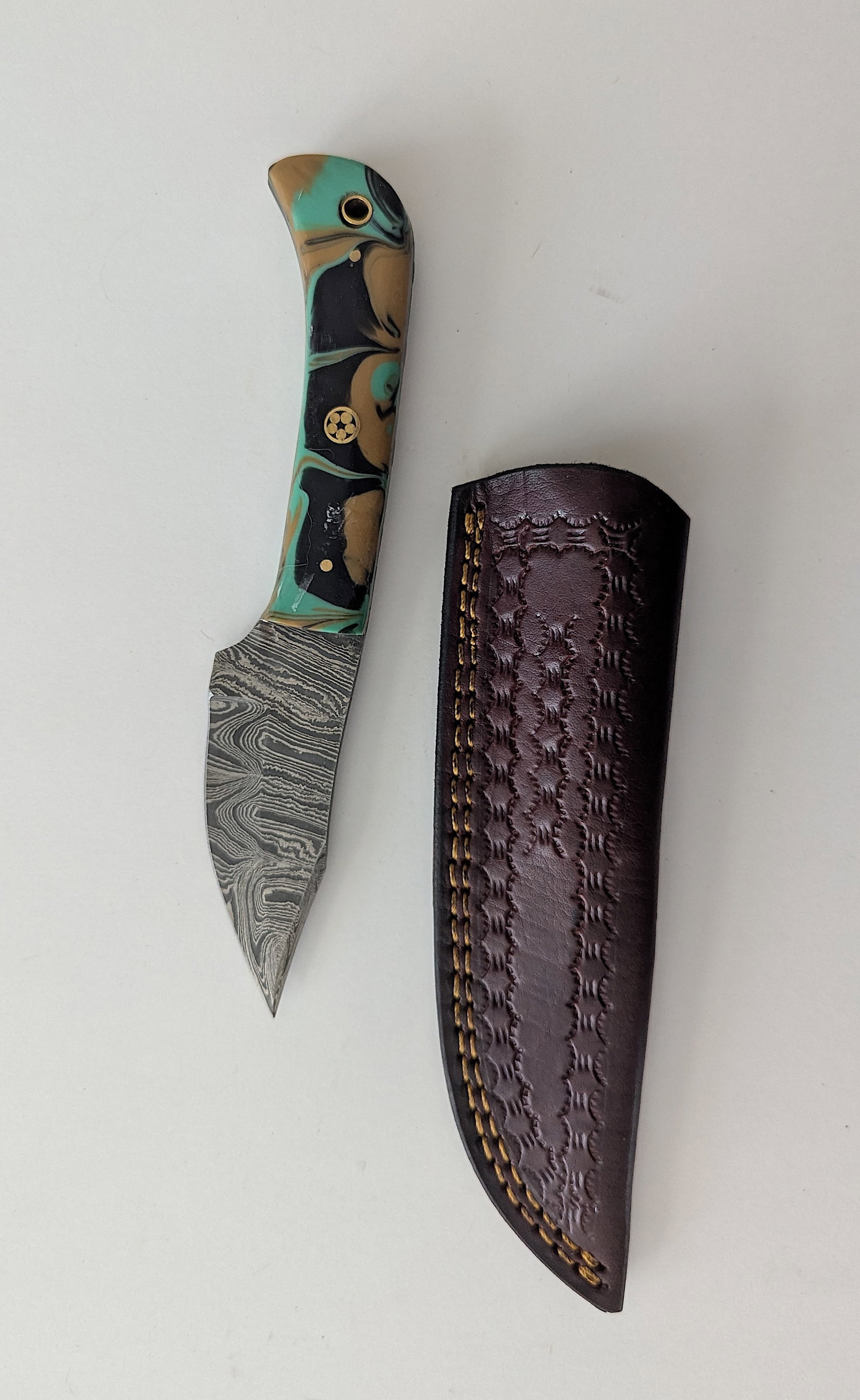 Handcrafted Heirloom Damaskus Steel Knife 4" Long: These aren't your average factory-made knives. Each handmade damascus knife is a unique work of art, forged with time-honored techniques and the skill of a dedicated craftsperson. The distinctive laye