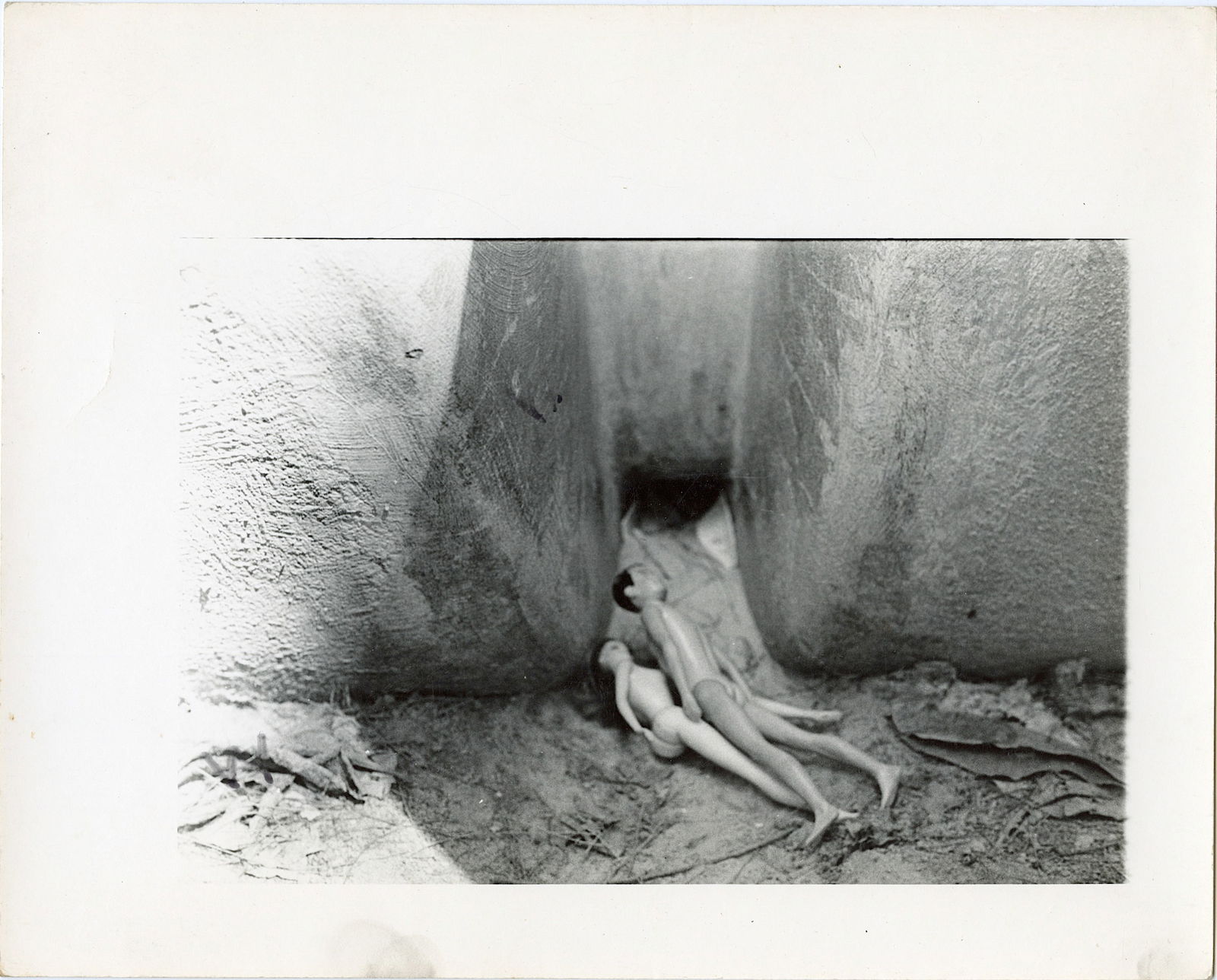 Authentic Vintage American Photo Post War - Subjective Style: Post-World War II art photography saw a shift from documentary to more personal and subjective styles, with photographers like Robert Frank and Garry Winogrand exploring urban environments and social