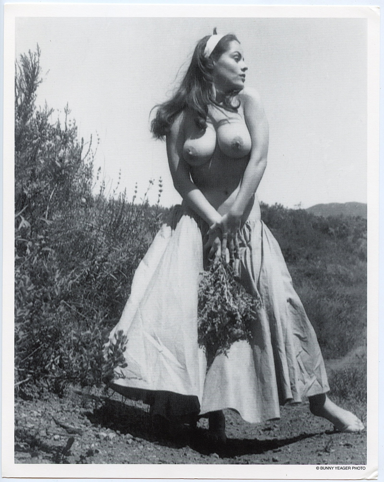 BUNNY YEAGER Vintage Pin Up Litho DIANE WEBBER: This lot is coming from Bunny Yeager's estate/archives. Linnea Eleanor "Bunny" Yeager (March 13, 1929 - May 24, 2014) was an American photographer and pin-up model. She met Bettie Page in 1954, and to