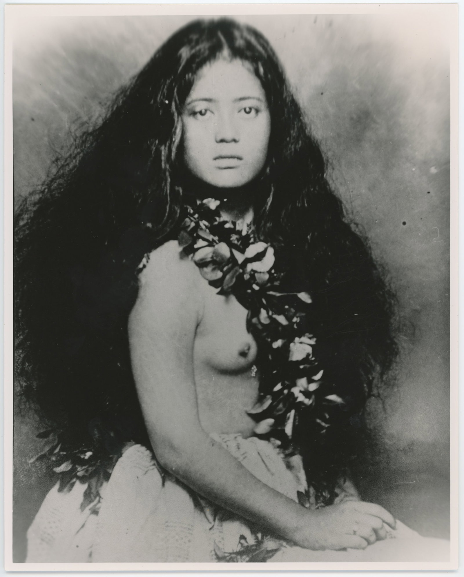 Vintage Photo Peprod. Portrait Hawaiian Native Woman: The provenance of this lot is from a quality collector in South Florida. Please see all the included images to read all related information. The dimensions areApprox. 10" x 8". We have included qualit