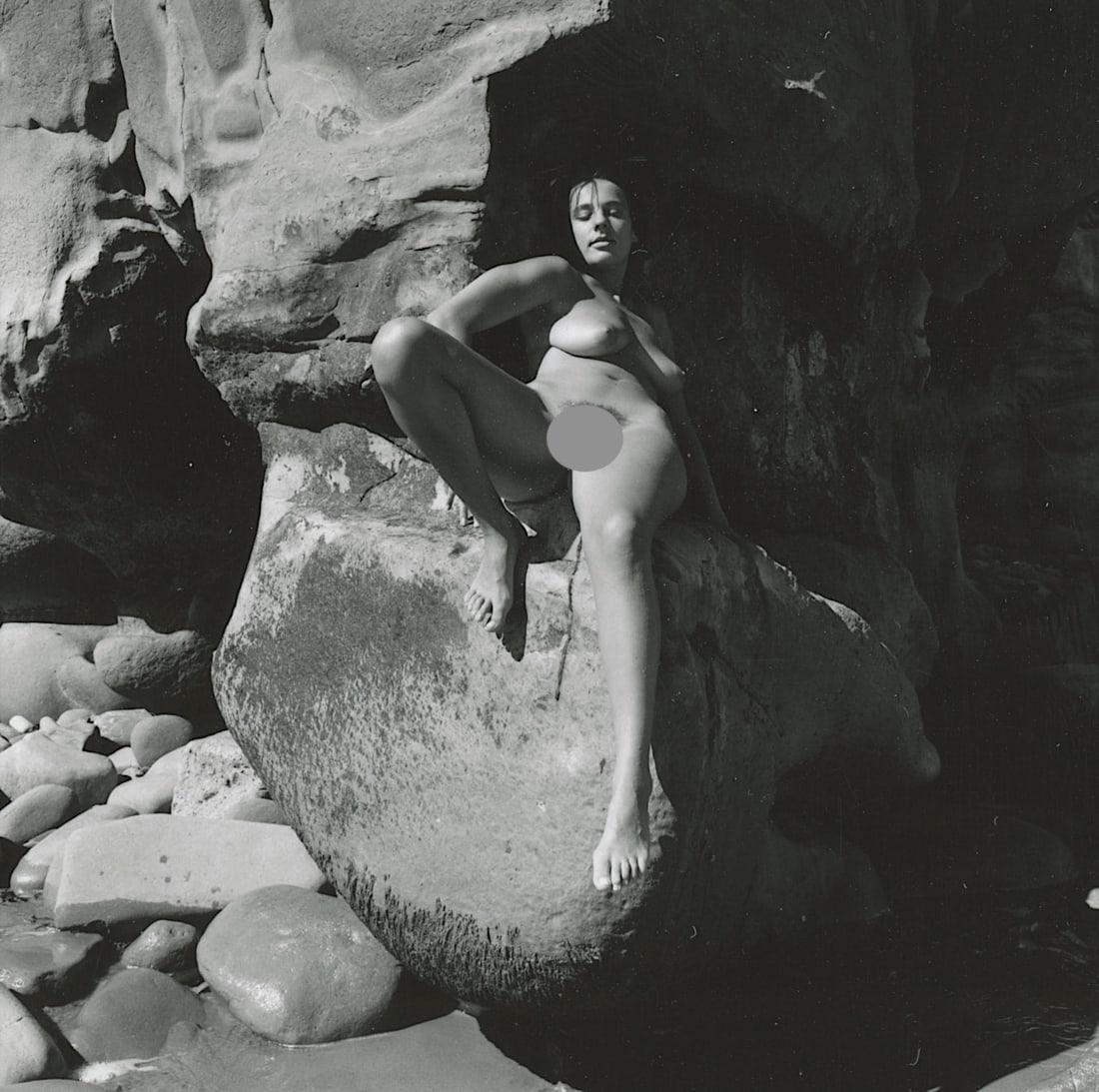 ANDRÉ DE DIENES Vintage Photo 1950s-1960s Nude Study: The provenance of this photo is from the estate/archives of notable photographer André de Dienes (Hungarian 1913 - 1986) in CA. André de Dienes is a well-known photographer, especially recognized fo