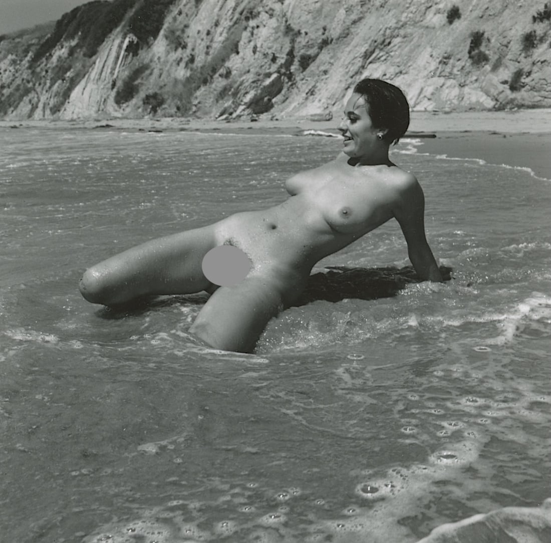 ANDRÉ DE DIENES Vintage Photo 1950s-1960s Nude Study: The provenance of this photo is from the estate/archives of notable photographer André de Dienes (Hungarian 1913 - 1986) in CA. André de Dienes is a well-known photographer, especially recognized fo