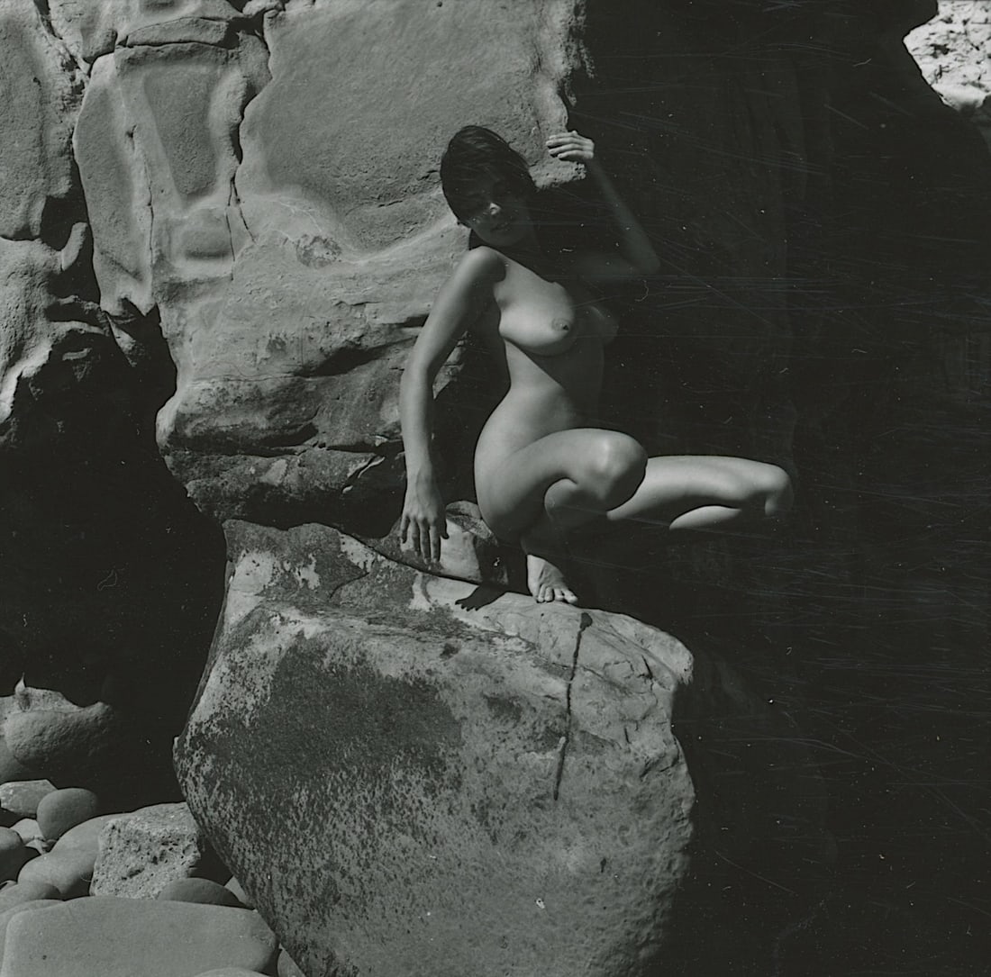 ANDRÉ DE DIENES Vintage Photo 1950s-1960s Nude Study: The provenance of this photo is from the estate/archives of notable photographer André de Dienes (Hungarian 1913 - 1986) in CA. André de Dienes is a well-known photographer, especially recognized fo
