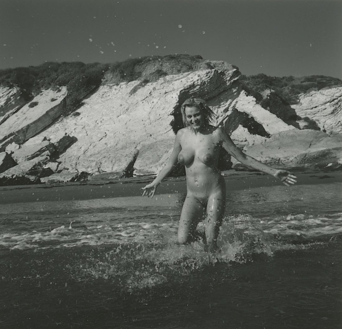 ANDRÉ DE DIENES Vintage Photo 1950s-1960s Nude Study: The provenance of this photo is from the estate/archives of notable photographer André de Dienes (Hungarian 1913 - 1986) in CA. André de Dienes is a well-known photographer, especially recognized fo