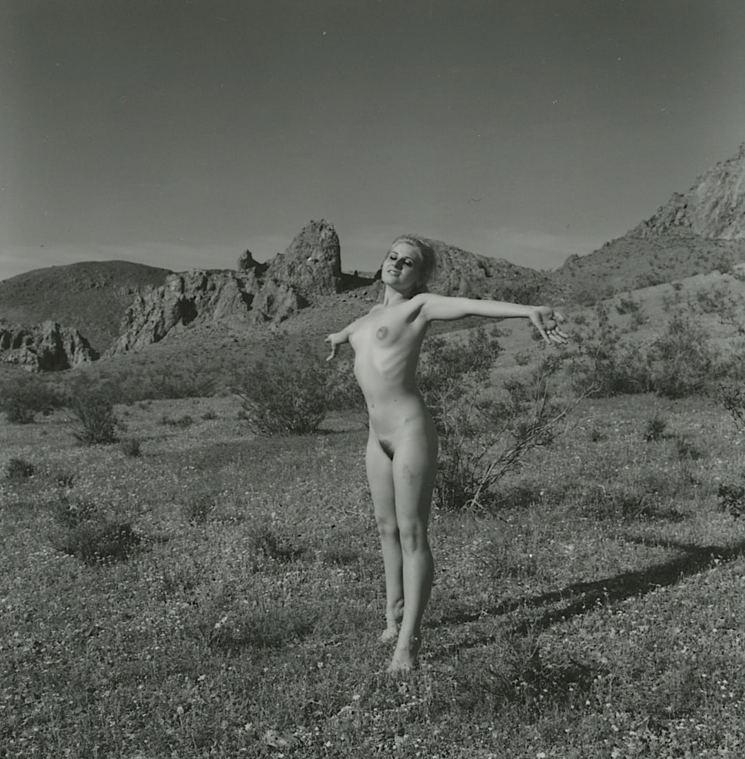 ANDRÉ DE DIENES Vintage Photo 1950s-1960s Nude Study: The provenance of this photo is from the estate/archives of notable photographer André de Dienes (Hungarian 1913 - 1986) in CA. André de Dienes is a well-known photographer, especially recognized fo