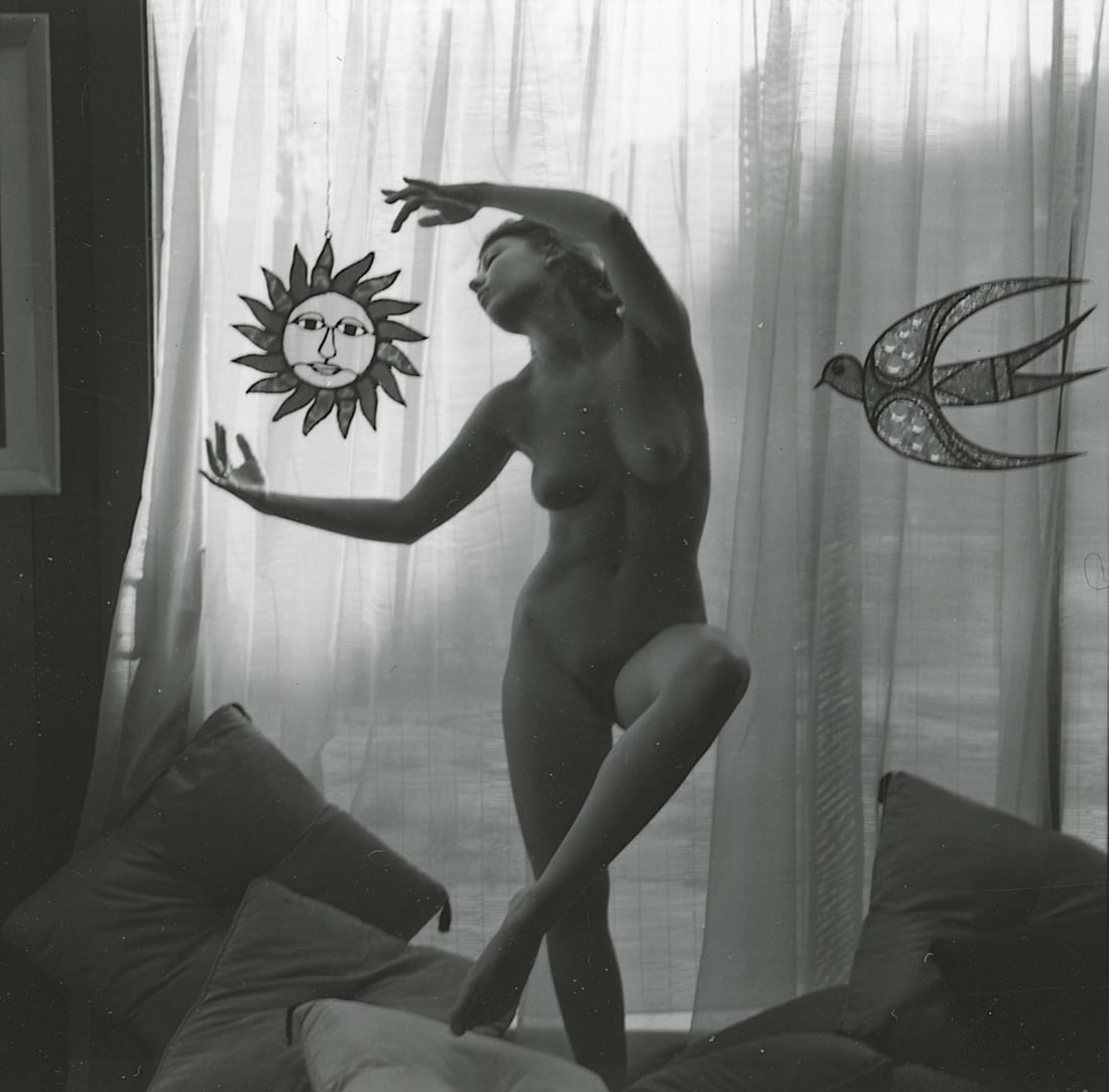 ANDRÉ DE DIENES Vintage Photo 1950s-1960s Nude Study: The provenance of this photo is from the estate/archives of notable photographer André de Dienes (Hungarian 1913 - 1986) in CA. André de Dienes is a well-known photographer, especially recognized fo