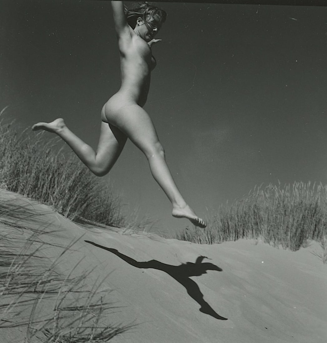 ANDRÉ DE DIENES Vintage Photo 1950s-1960s Nude Study: The provenance of this photo is from the estate/archives of notable photographer André de Dienes (Hungarian 1913 - 1986) in CA. André de Dienes is a well-known photographer, especially recognized fo