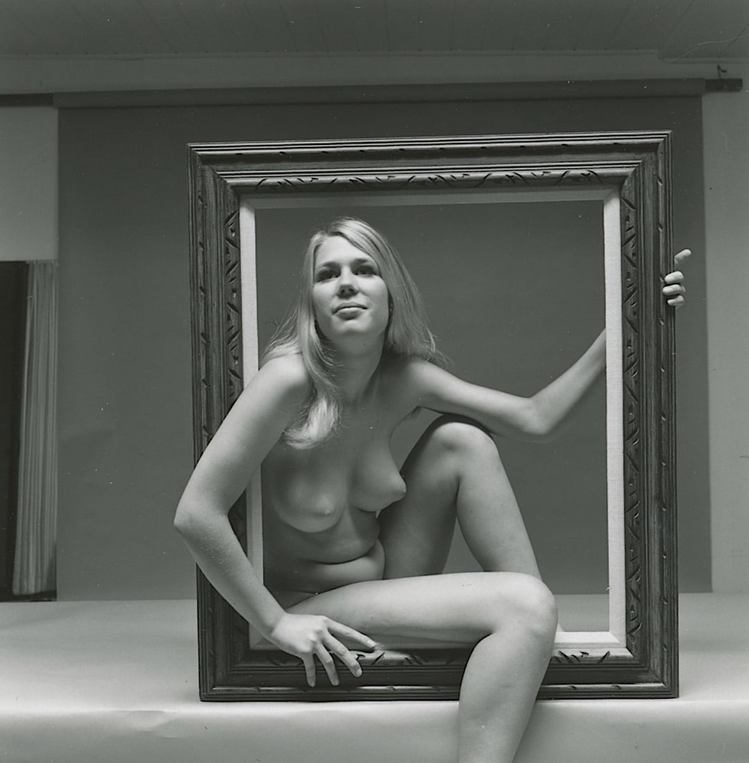 ANDRÉ DE DIENES Vintage Photo 1950s-1960s Nude Study: The provenance of this photo is from the estate/archives of notable photographer André de Dienes (Hungarian 1913 - 1986) in CA. André de Dienes is a well-known photographer, especially recognized fo