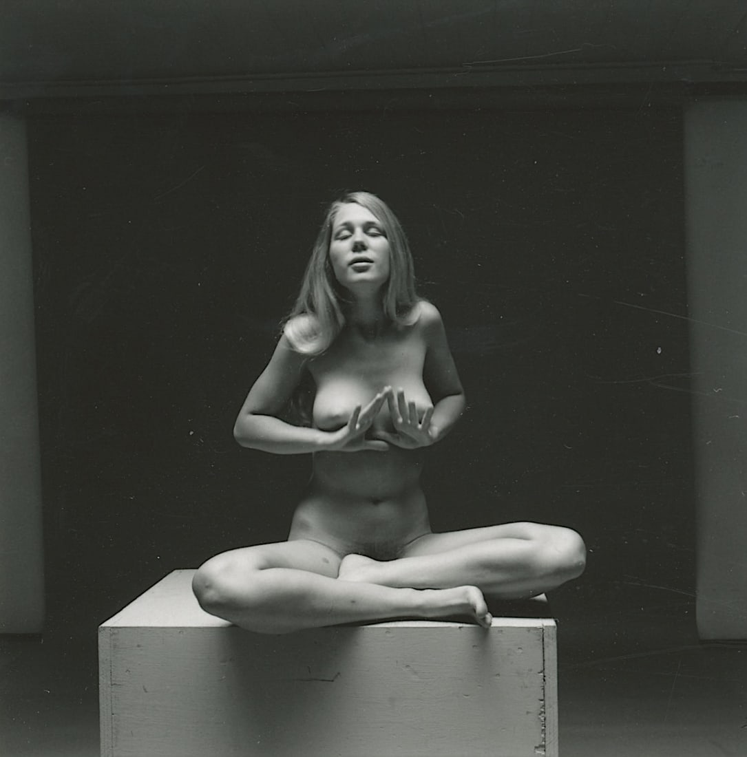 ANDRÉ DE DIENES Vintage Photo 1950s-1960s Nude Study: The provenance of this photo is from the estate/archives of notable photographer André de Dienes (Hungarian 1913 - 1986) in CA. André de Dienes is a well-known photographer, especially recognized fo