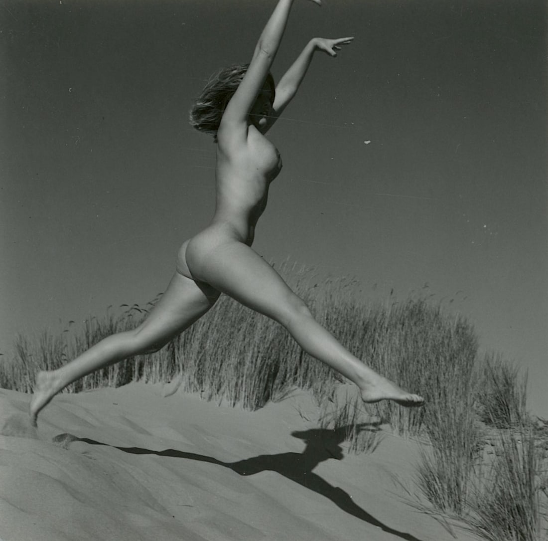 ANDRÉ DE DIENES Vintage Photo 1950s-1960s Nude Study: The provenance of this photo is from the estate/archives of notable photographer André de Dienes (Hungarian 1913 - 1986) in CA. André de Dienes is a well-known photographer, especially recognized fo