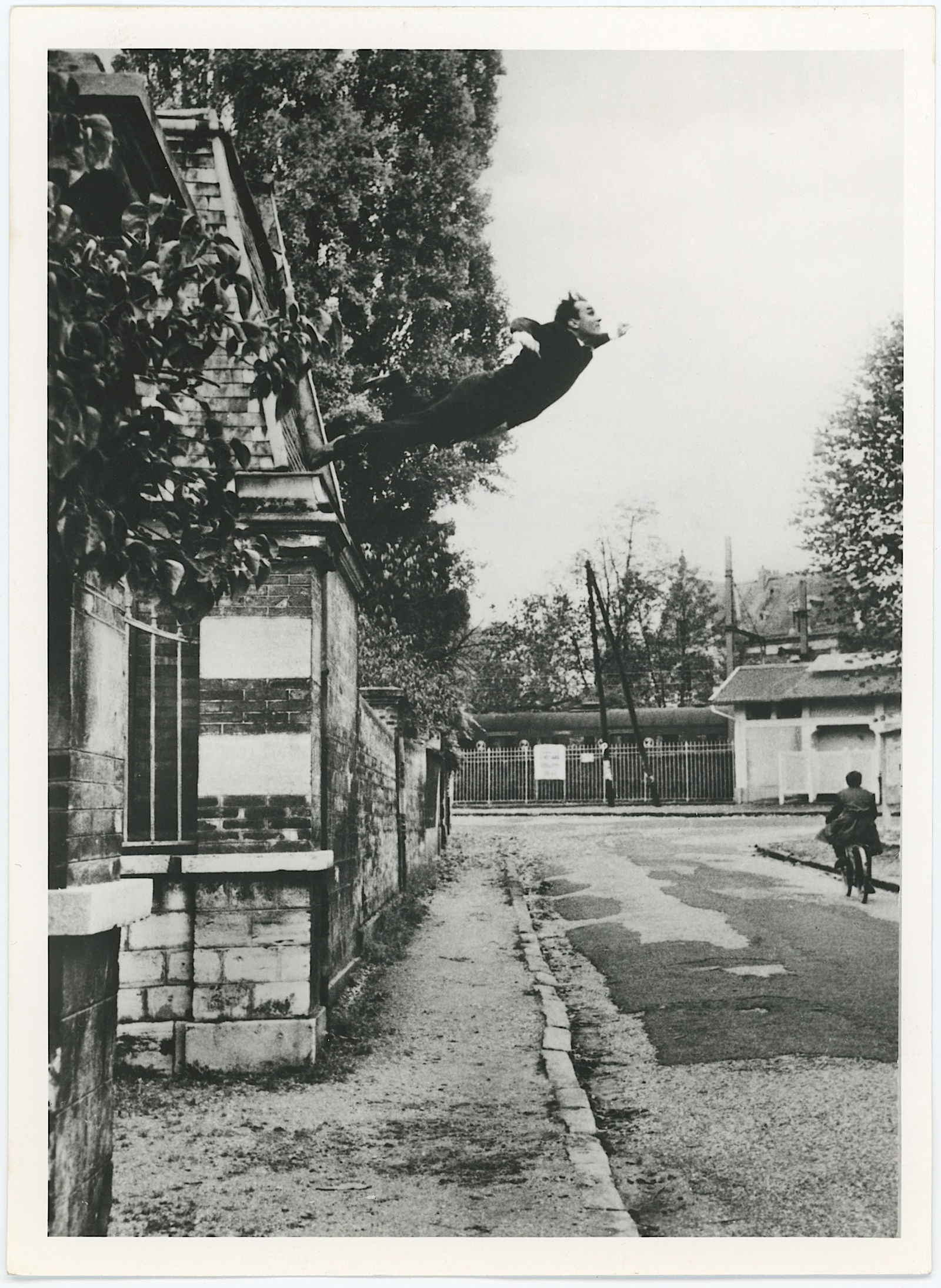 YVES KLEIN Vintage Original Glossy Gelatin Print (c. 1960s): Yves Klein (1928-1962) was a French artist and an important figure in post-war European art. He was a leading member of the French artistic movement of Nouveau réalisme, founded in 1960 by art critic