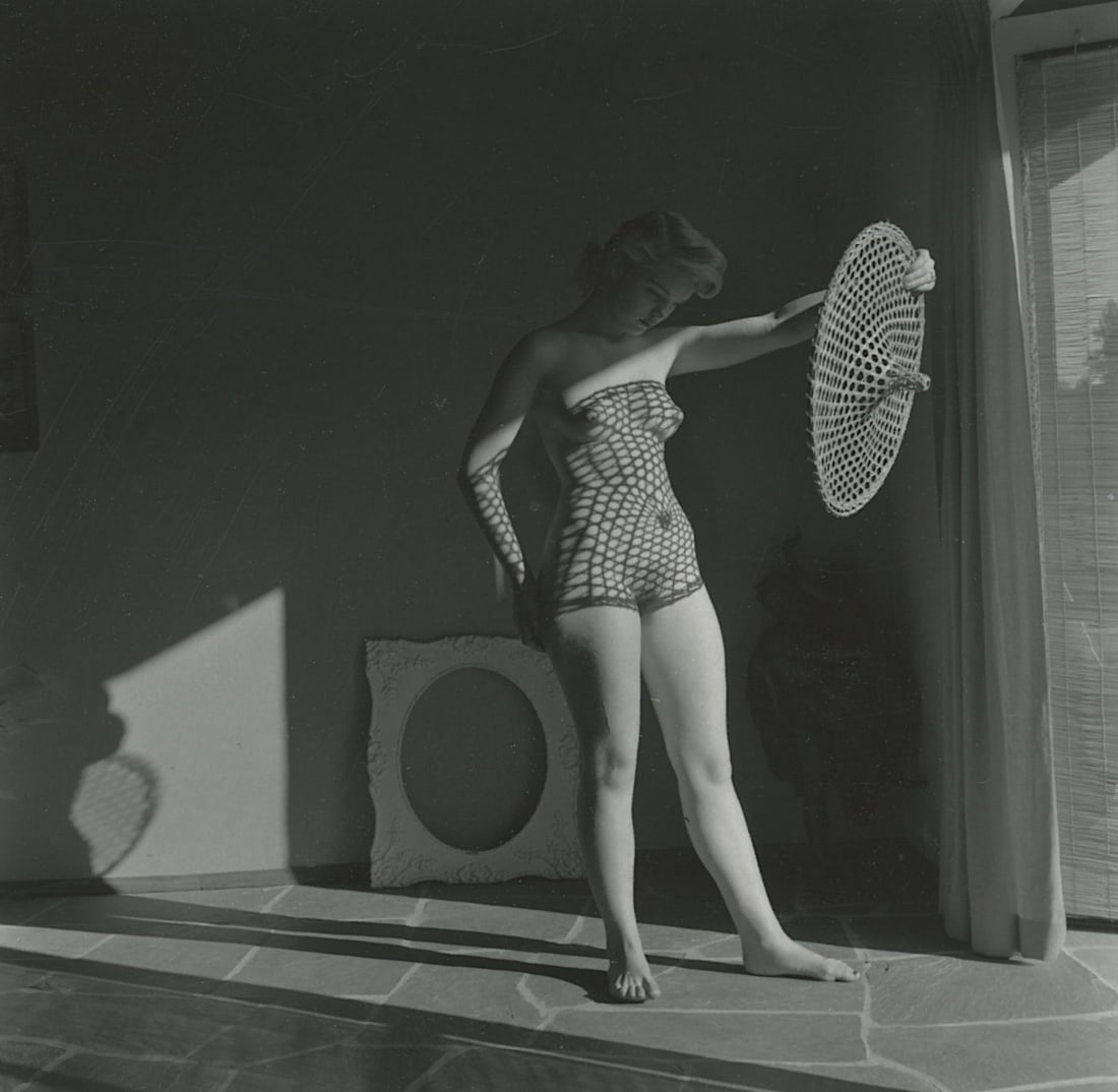 ANDRÉ DE DIENES Vintage Photo 1950s-1960s Nude Study: The provenance of this photo is from the estate/archives of notable photographer André de Dienes (Hungarian 1913 - 1986) in CA. André de Dienes is a well-known photographer, especially recognized fo