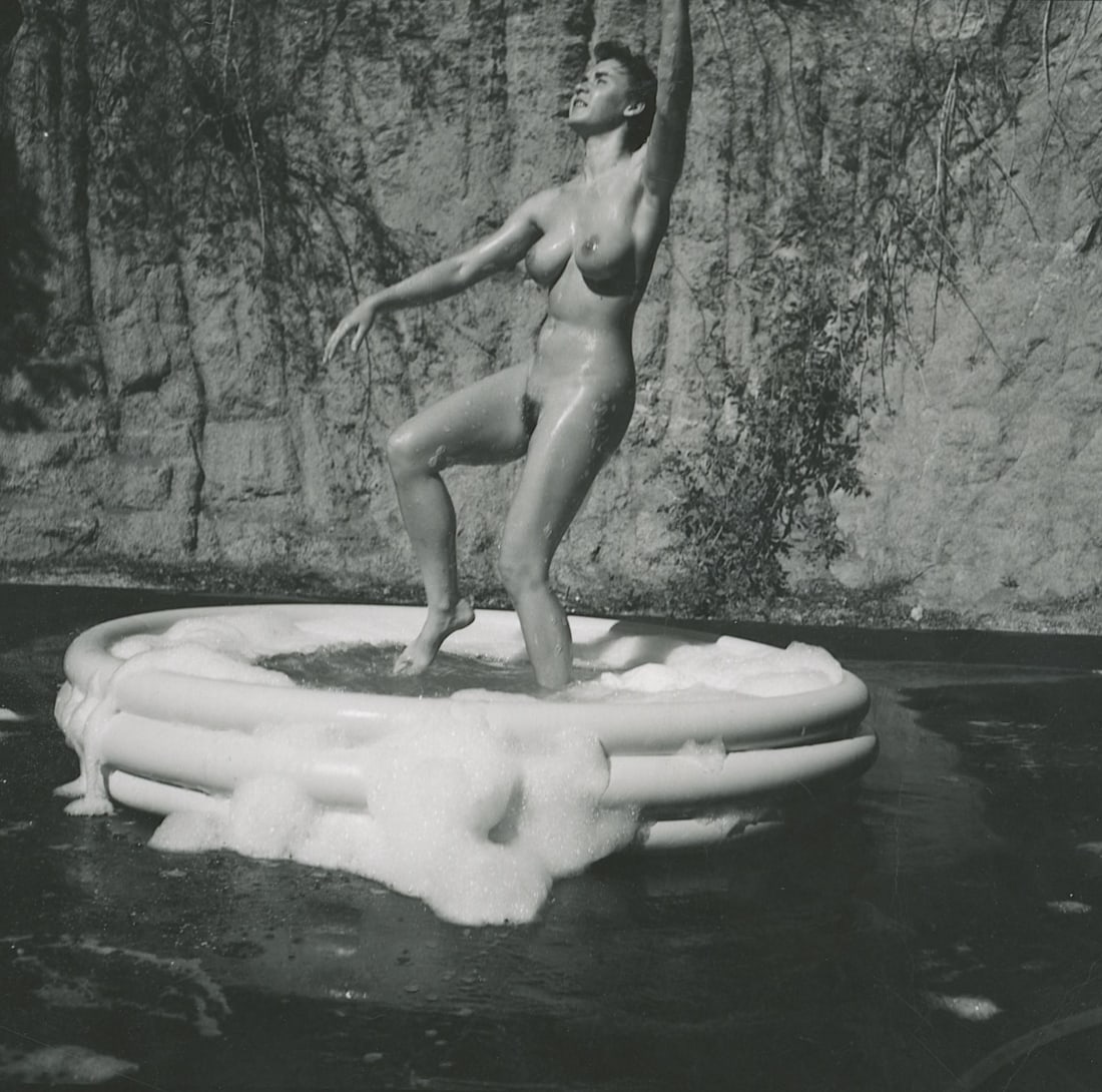 ANDRÉ DE DIENES Vintage Photo 1950s-1960s Nude Study: The provenance of this photo is from the estate/archives of notable photographer André de Dienes (Hungarian 1913 - 1986) in CA. André de Dienes is a well-known photographer, especially recognized fo