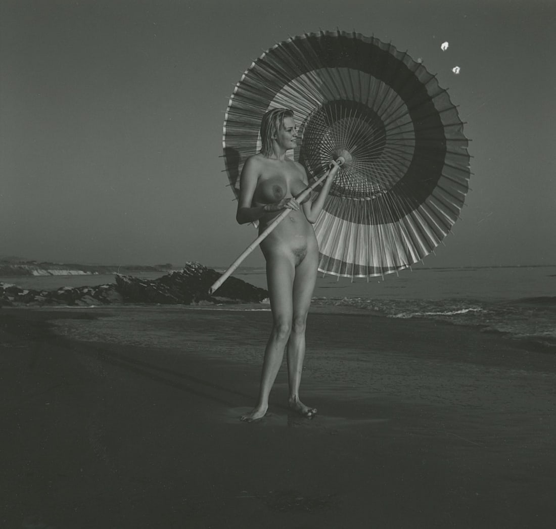 ANDRÉ DE DIENES Vintage Photo 1950s-1960s Nude Study: The provenance of this photo is from the estate/archives of notable photographer André de Dienes (Hungarian 1913 - 1986) in CA. André de Dienes is a well-known photographer, especially recognized fo