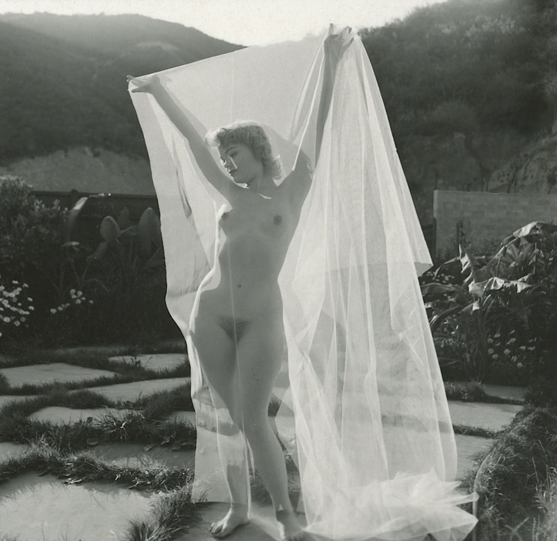 ANDRÉ DE DIENES Vintage Photo 1950s-1960s Nude Study: The provenance of this photo is from the estate/archives of notable photographer André de Dienes (Hungarian 1913 - 1986) in CA. André de Dienes is a well-known photographer, especially recognized fo