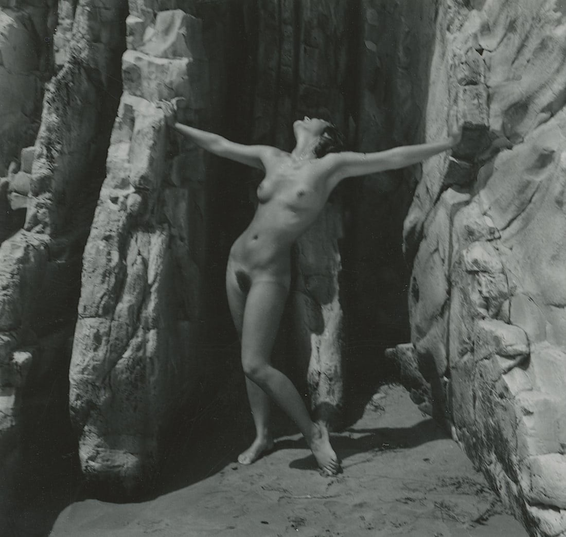ANDRÉ DE DIENES Vintage Photo 1950s-1960s Nude Study: The provenance of this photo is from the estate/archives of notable photographer André de Dienes (Hungarian 1913 - 1986) in CA. André de Dienes is a well-known photographer, especially recognized fo