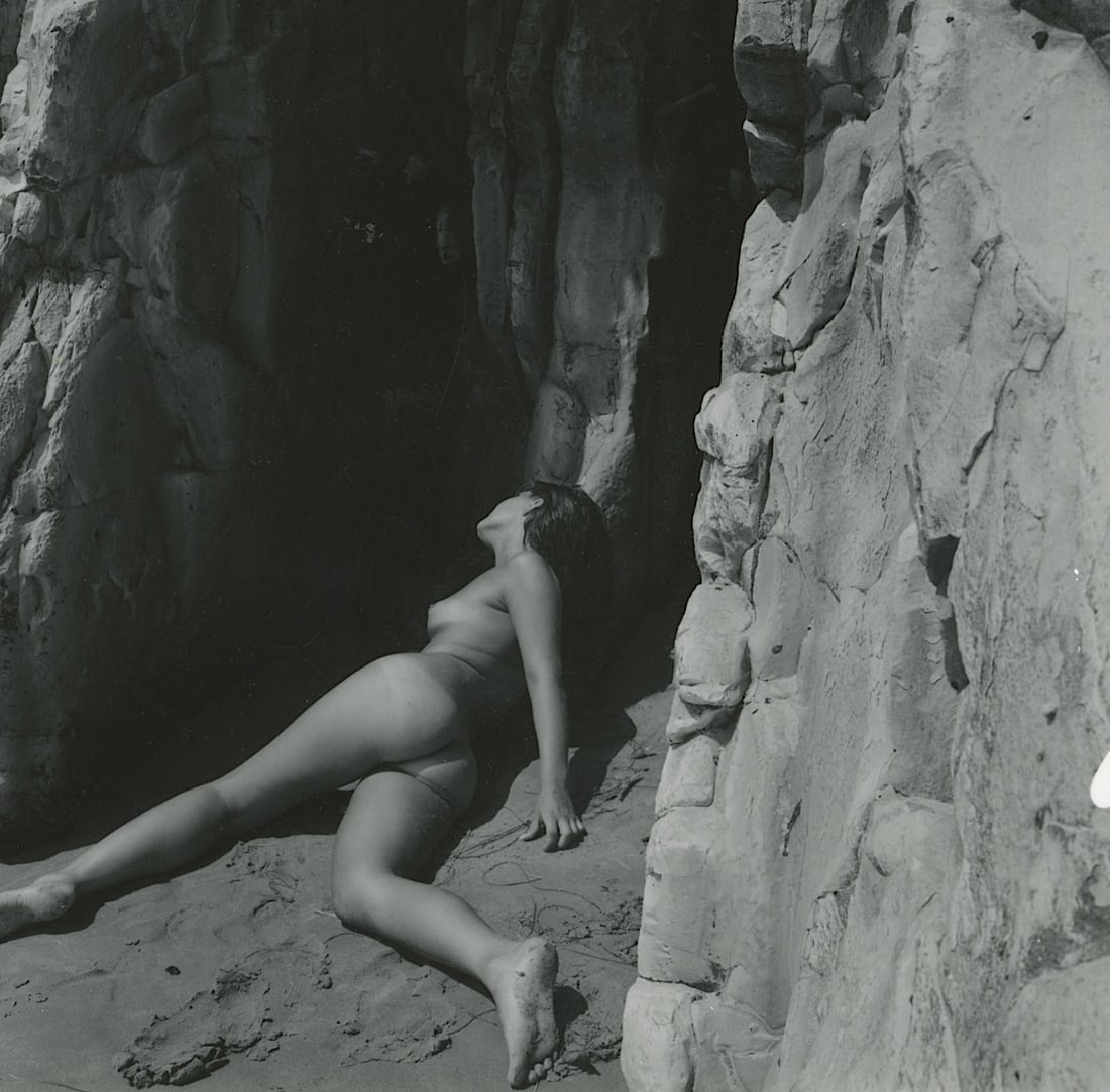 ANDRÉ DE DIENES Vintage Photo 1950s-1960s Nude Study: The provenance of this photo is from the estate/archives of notable photographer André de Dienes (Hungarian 1913 - 1986) in CA. André de Dienes is a well-known photographer, especially recognized fo