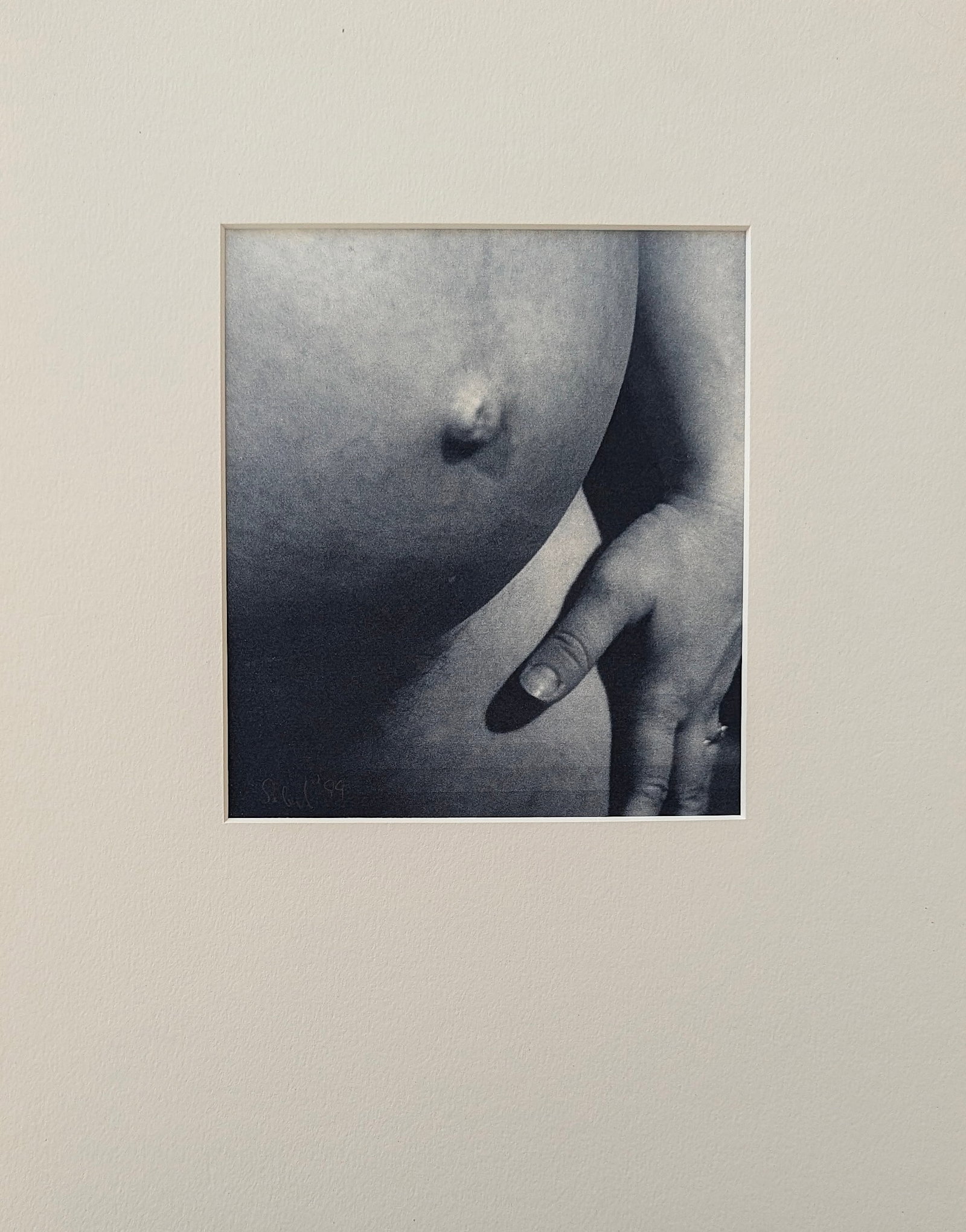 Original Art Photograph by LESLIE SOBEL, Signed 1999: This lot is consigned by a collector in RI. The dimensions are Approx. 14" x 11" (Mat-board). We have included quality images to show it's actual condition. This lot is located in Boca Raton, Fl and i