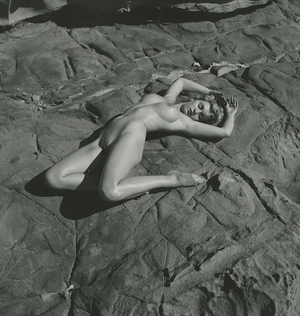 ANDRÉ DE DIENES Vintage Photo 1950s-1960s Nude Study: The provenance of this photo is from the estate/archives of notable photographer André de Dienes (Hungarian 1913 - 1986) in CA. André de Dienes is a well-known photographer, especially recognized fo