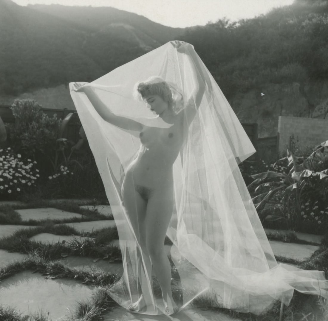 ANDRÉ DE DIENES Vintage Photo 1950s-1960s Nude Study: The provenance of this photo is from the estate/archives of notable photographer André de Dienes (Hungarian 1913 - 1986) in CA. André de Dienes is a well-known photographer, especially recognized fo